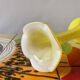 Vase vintage en verre soufflé jaune