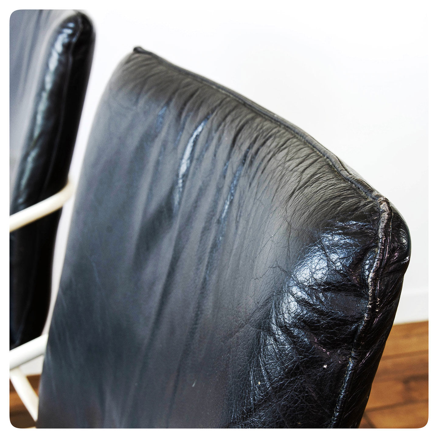 Series of 4 leather chairs, white lace-up sled