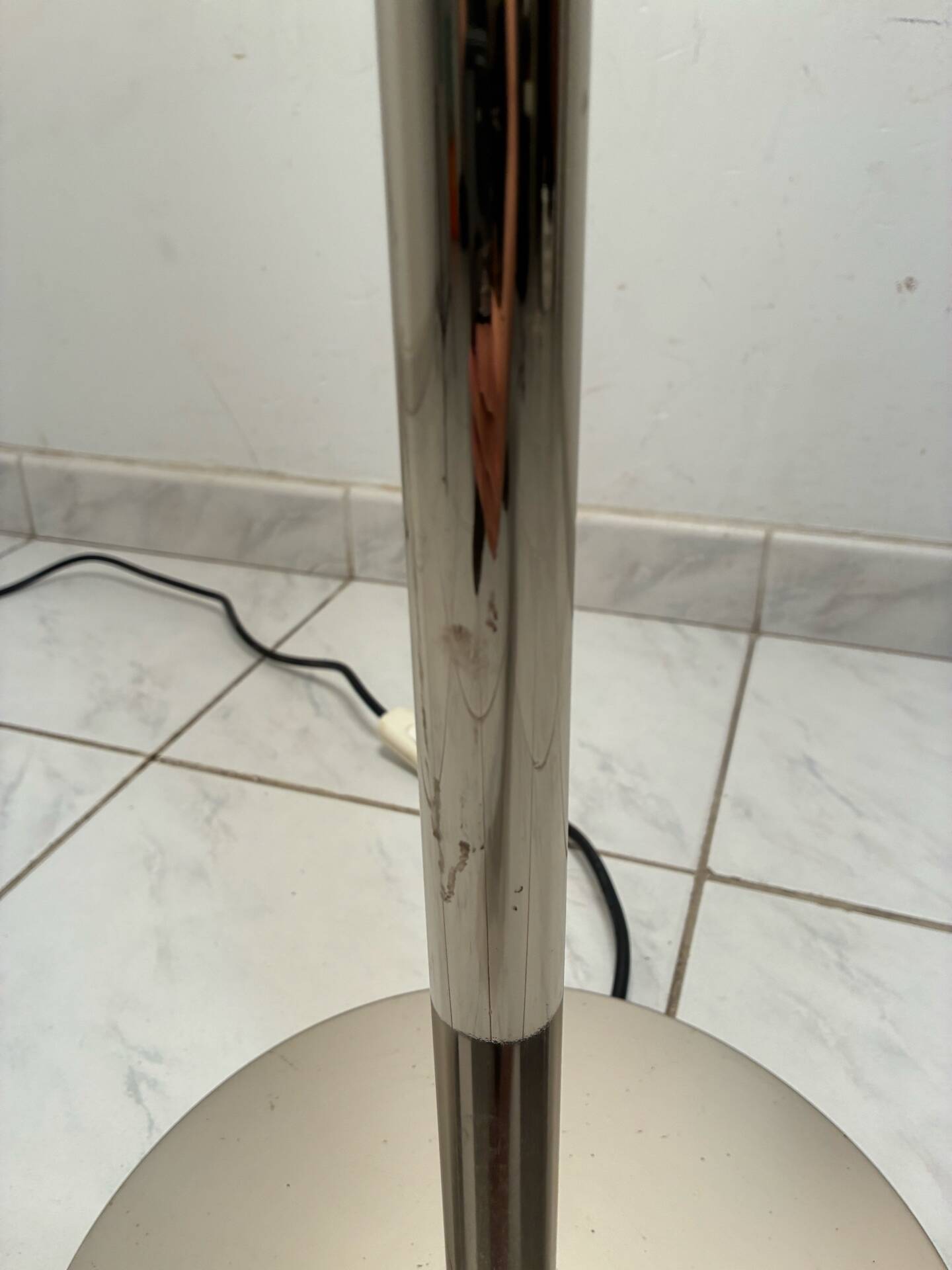Lampe de sol vintage en chrome avec 12 lumières.