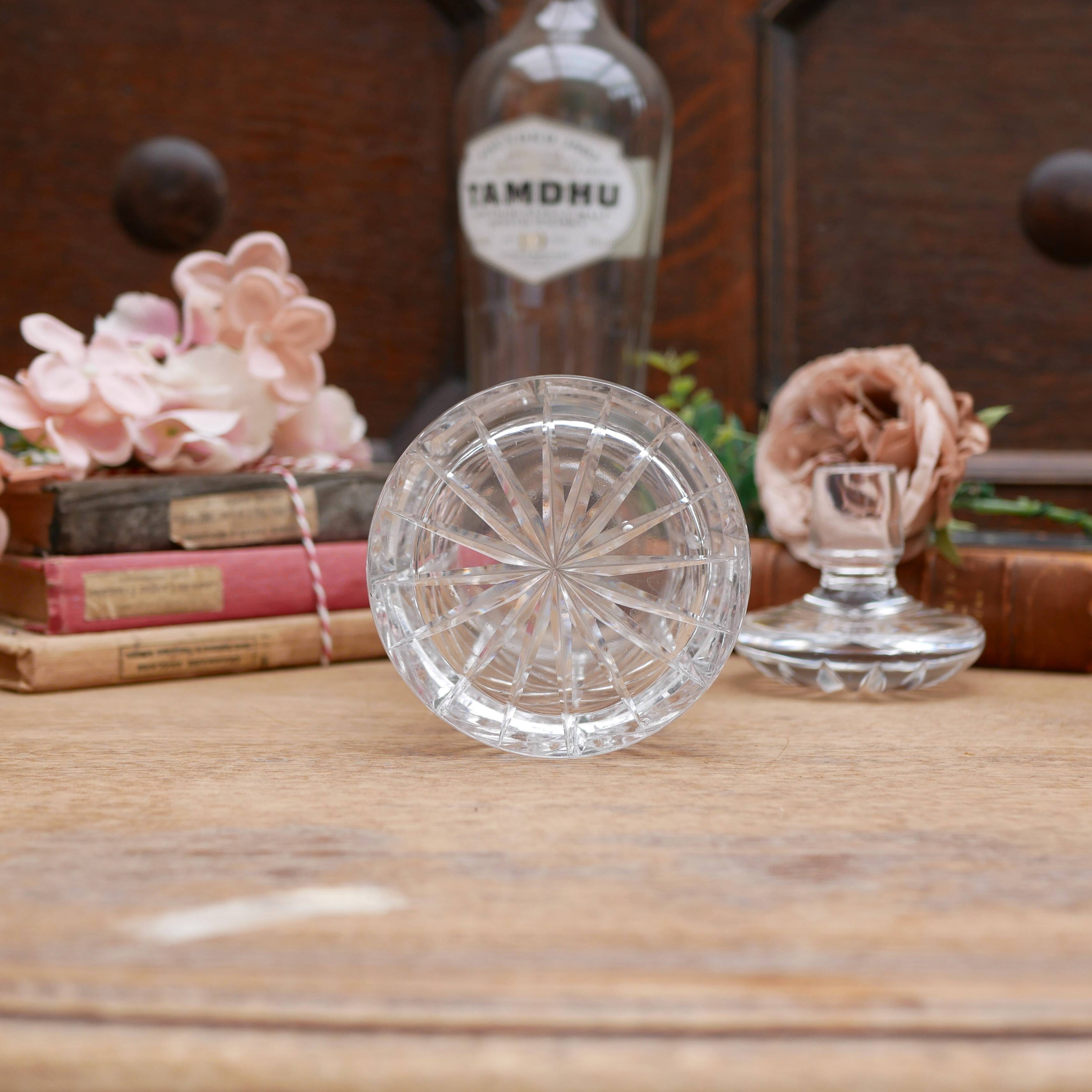 Grande carafe en verre taillé avec large bouchon circulaire plat