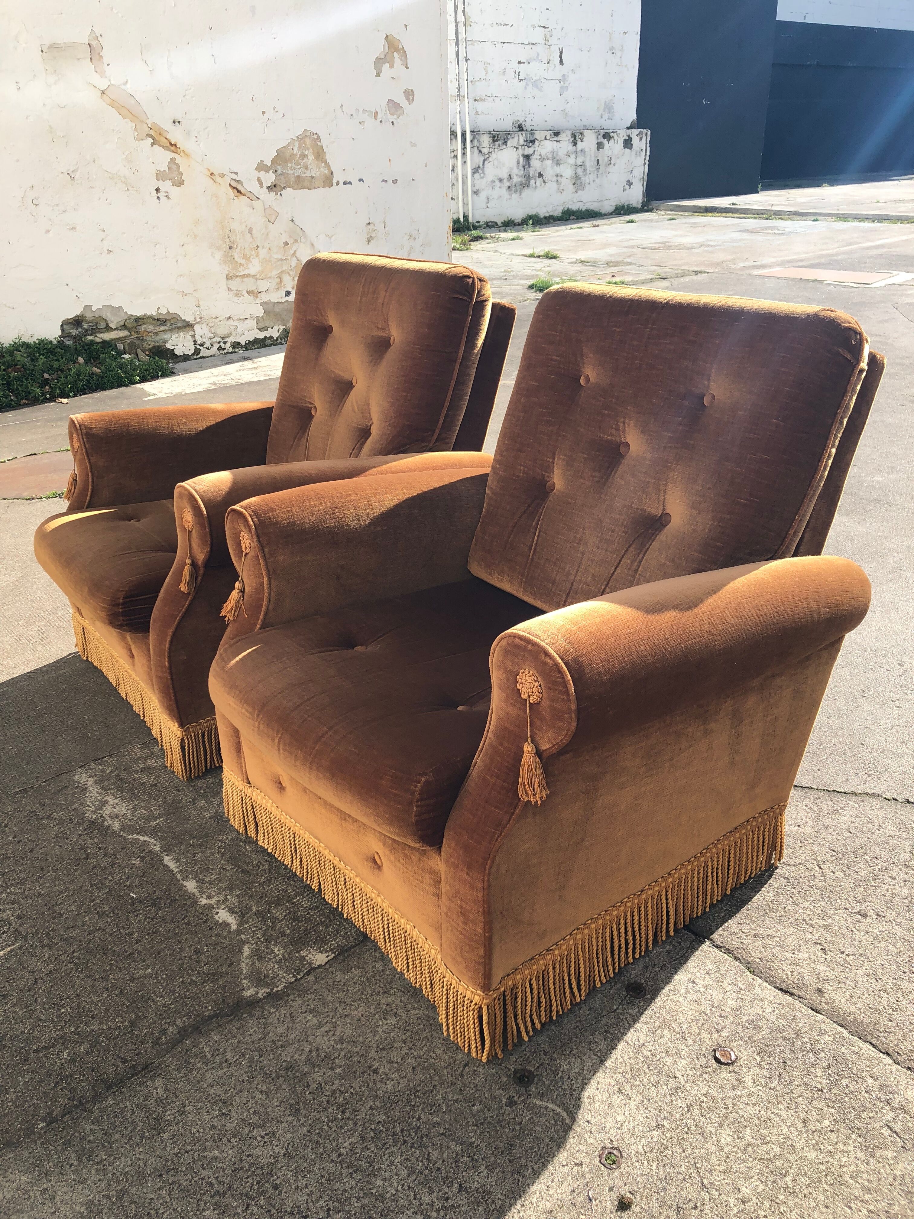 Pair of toad armchairs in old gold velvet