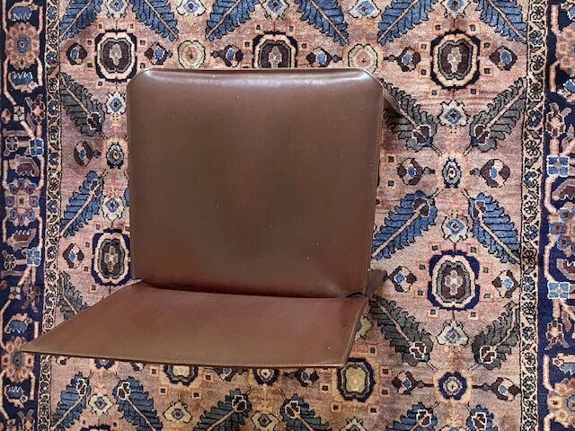Suite de Quatre Chaises Matéo Grassi gainées de cuir bordeaux