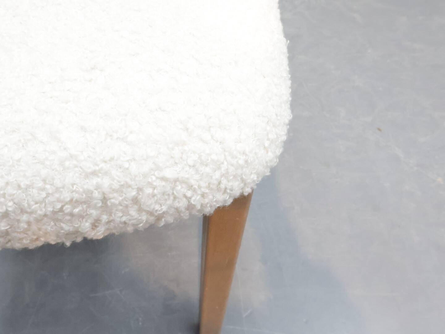 Vintage eetkamerstoelen met nieuwe stoffering in Boucle