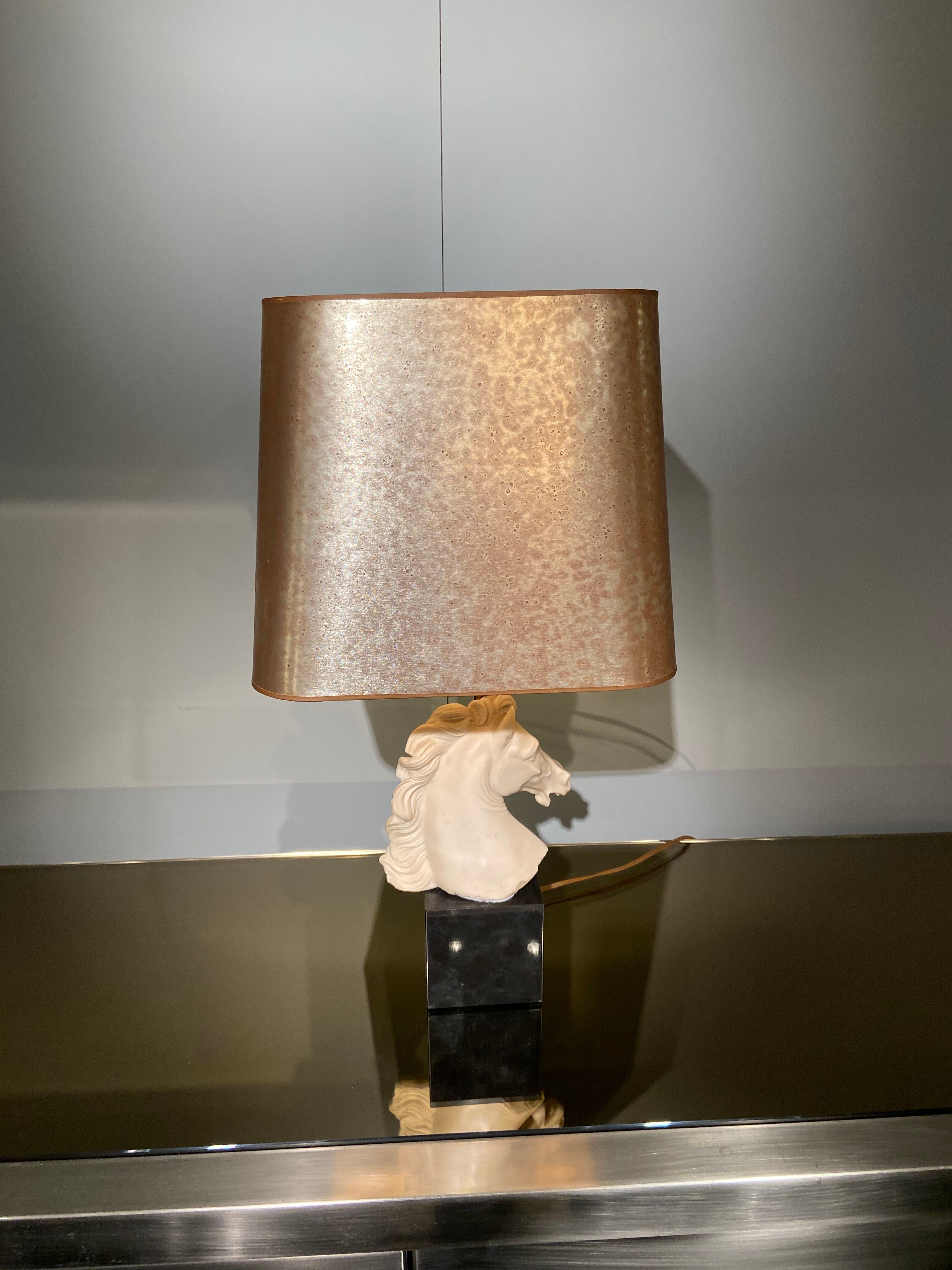 Vintage Neo Classic-style lamp in resin and golden lampshade