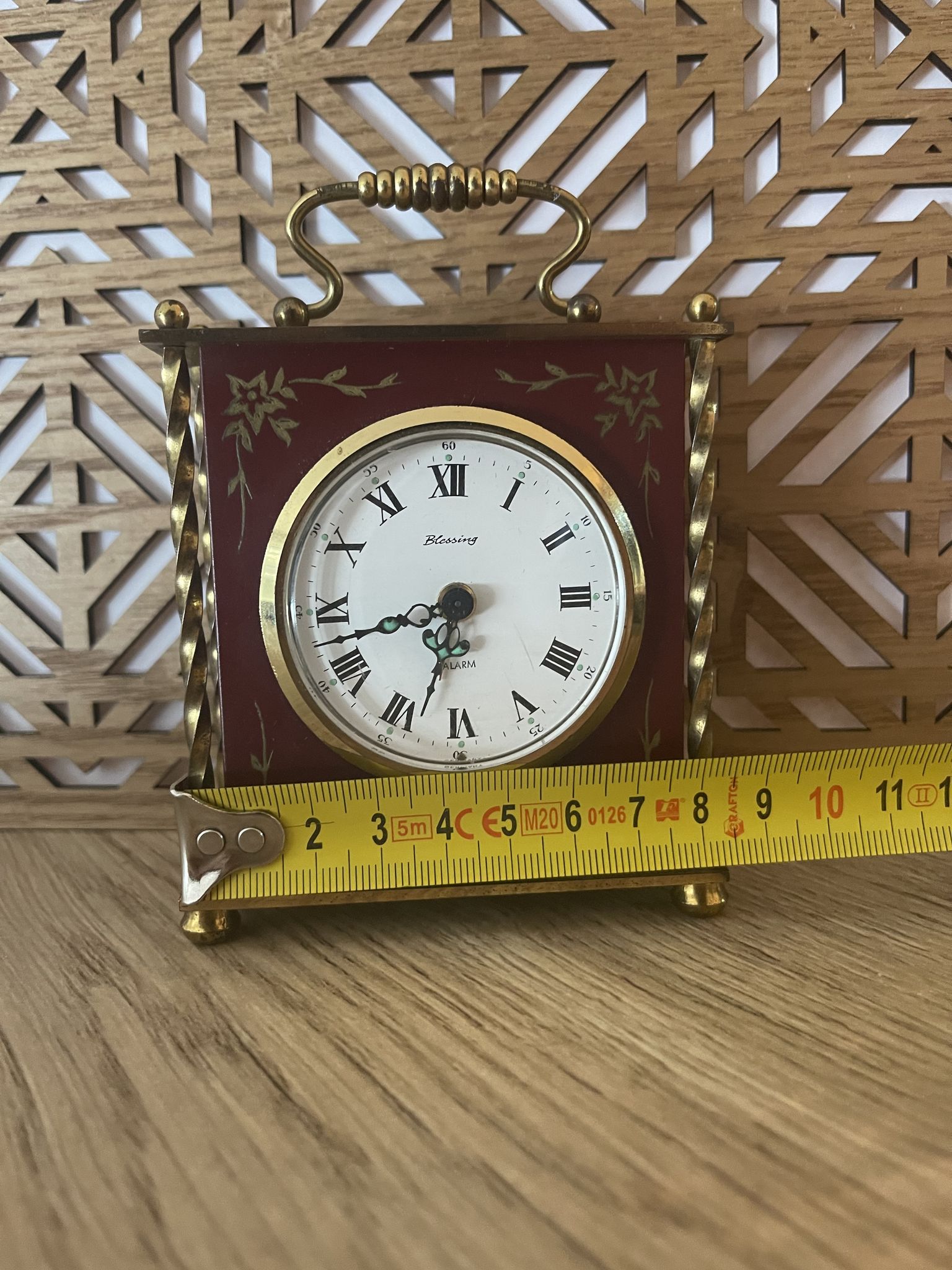 Old alarm clock to go back year 60 blessing west Germany in wood and metal