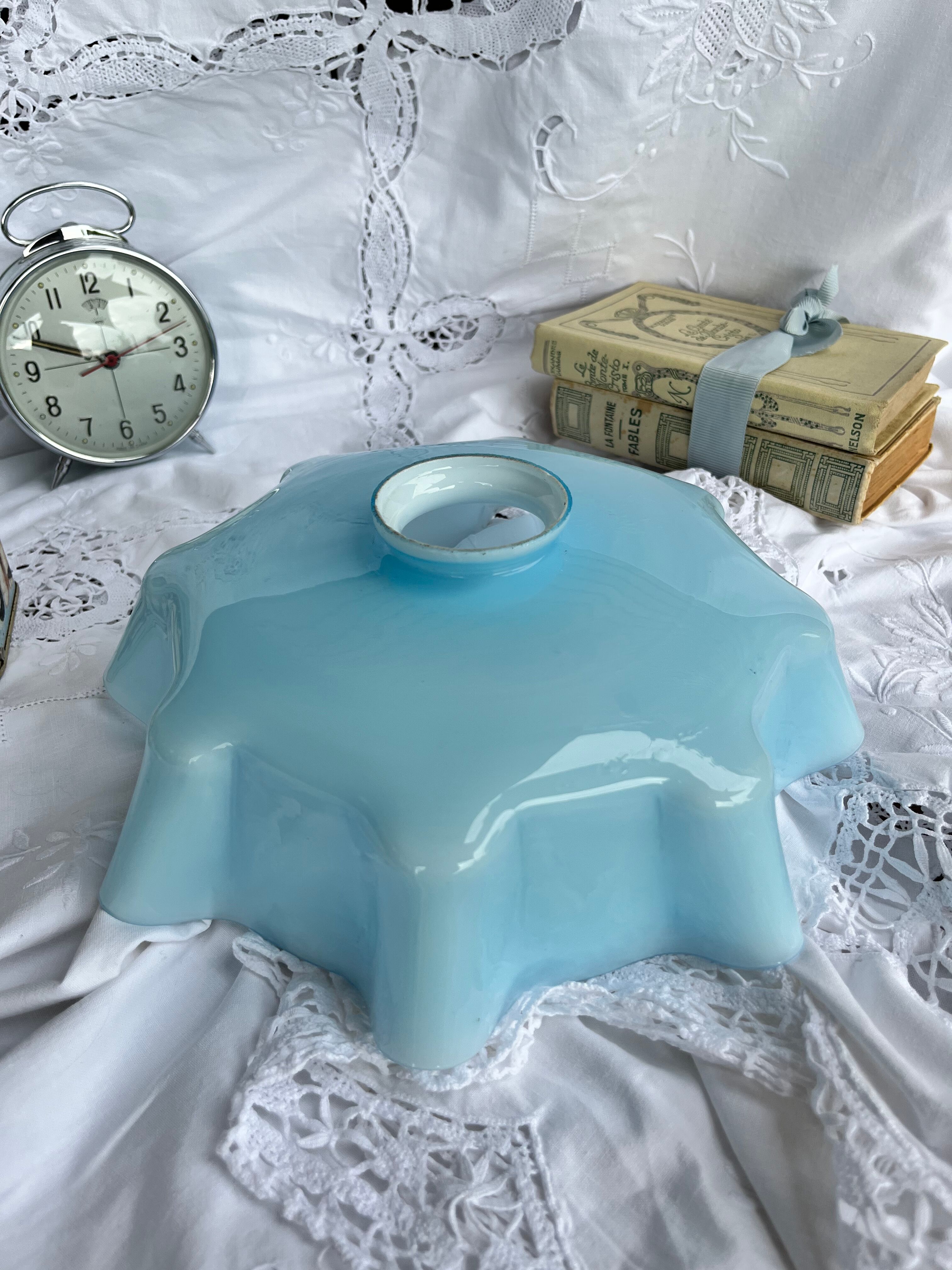 Blue opaline suspension