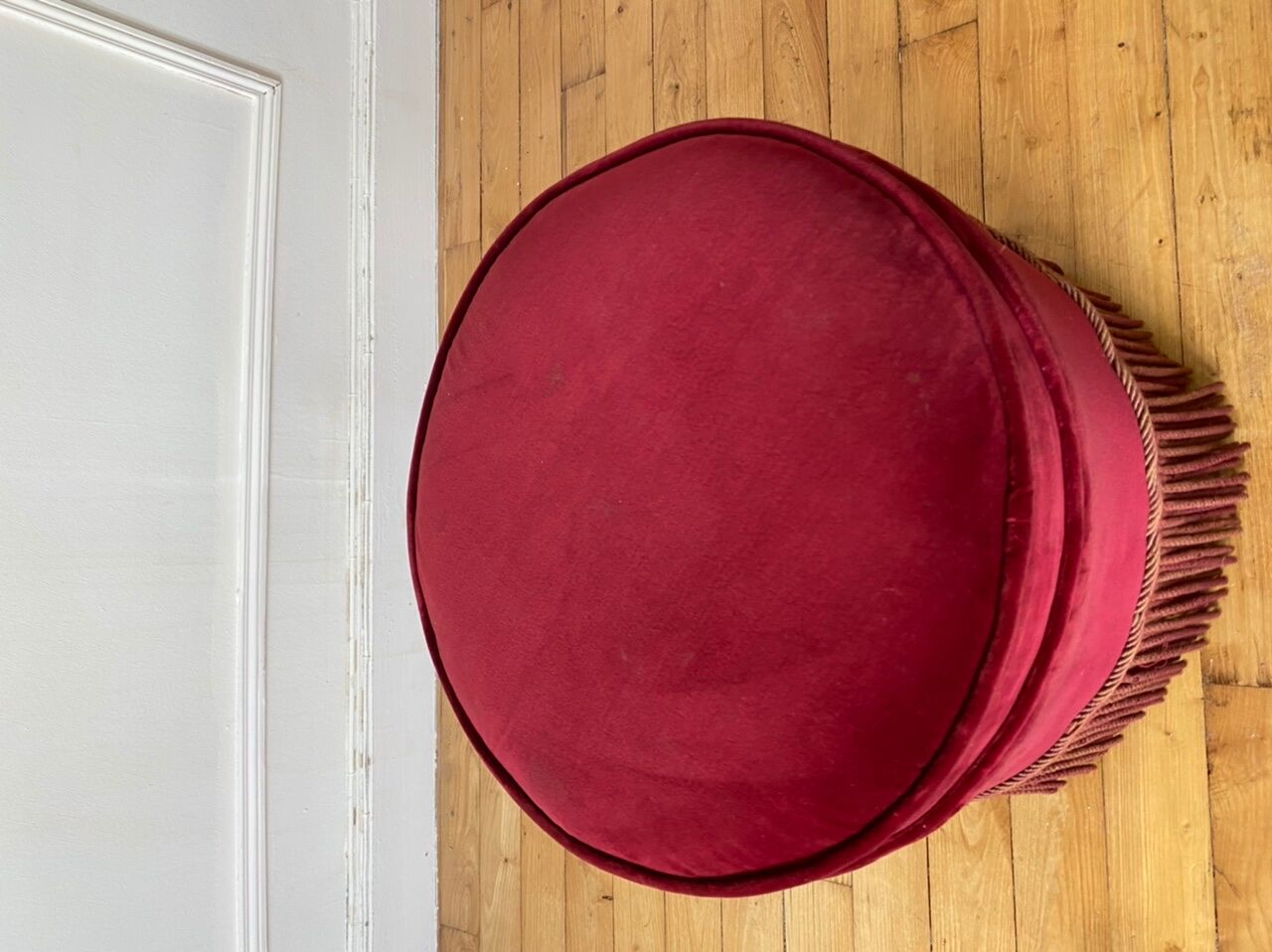 Pouf en velours rouge