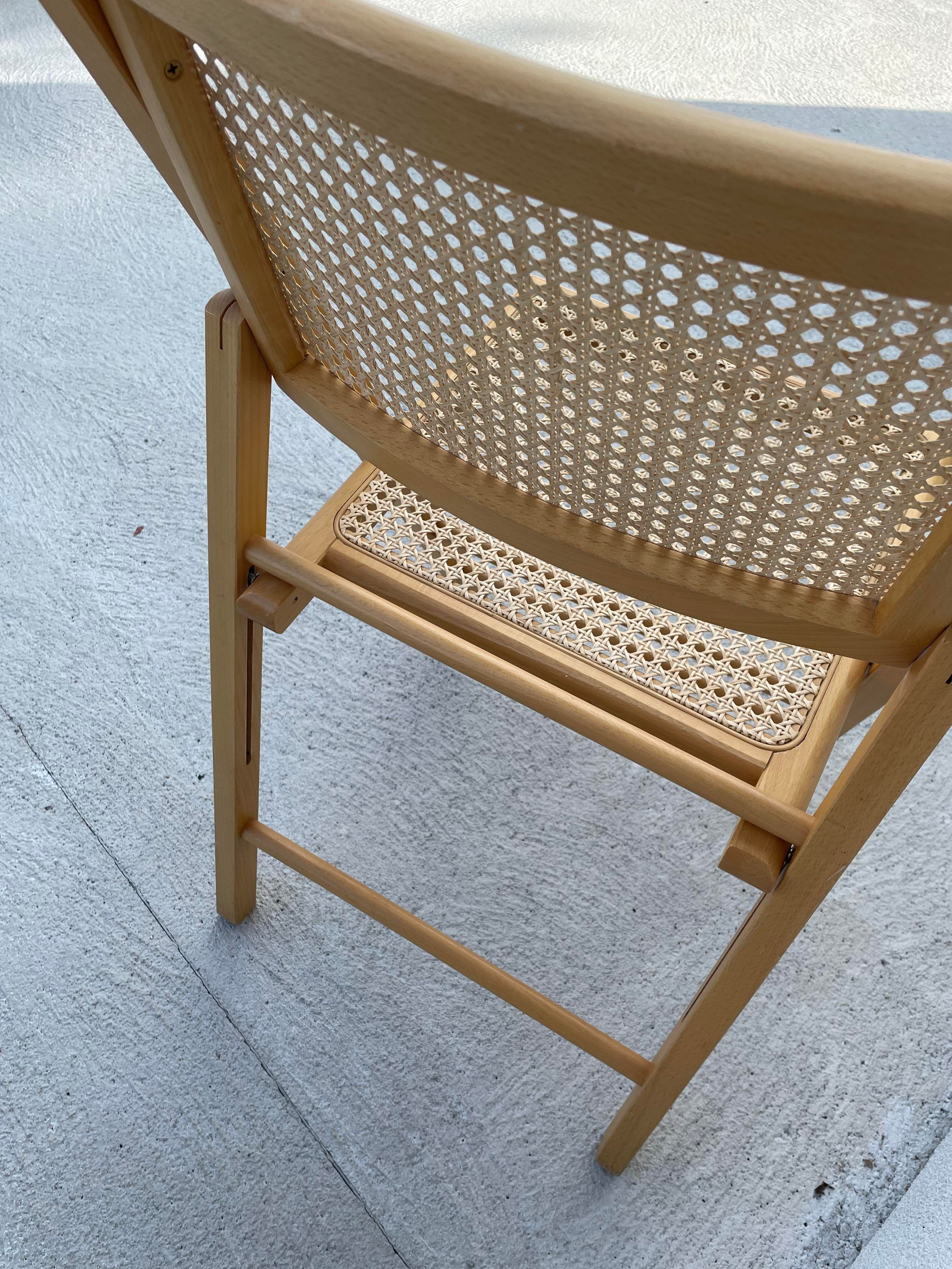 Folding chair in cannage