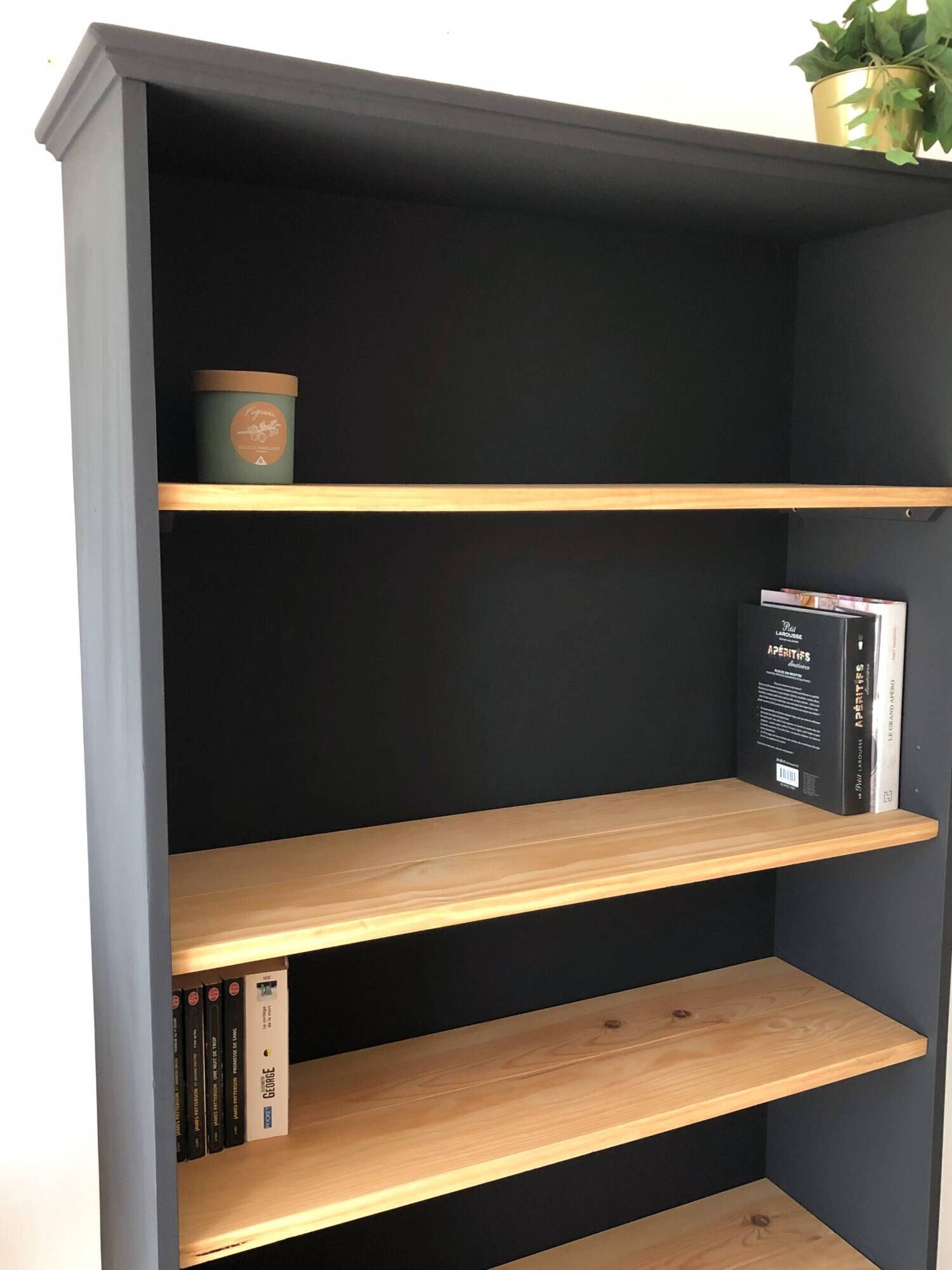 Bibliothèque des années 80 revisitée en noir et bois