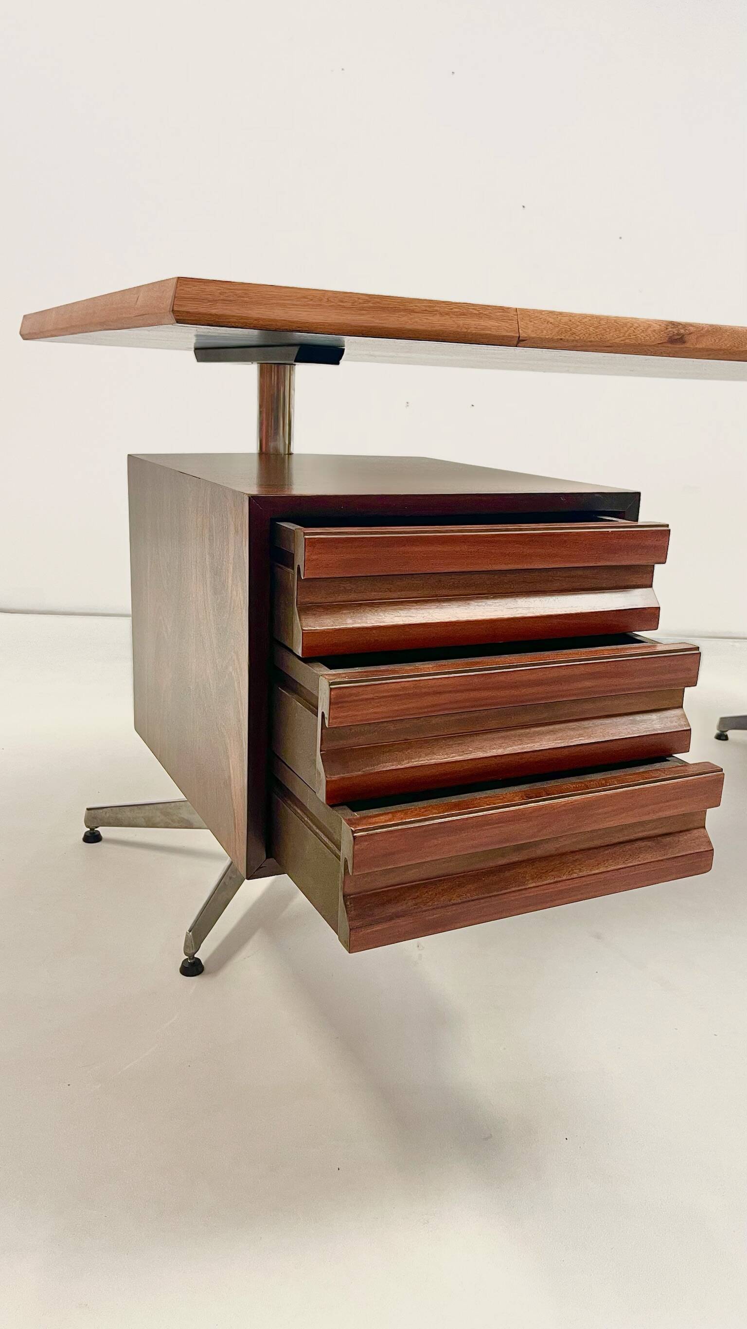Early commissionned variant of a 'T95' Desk