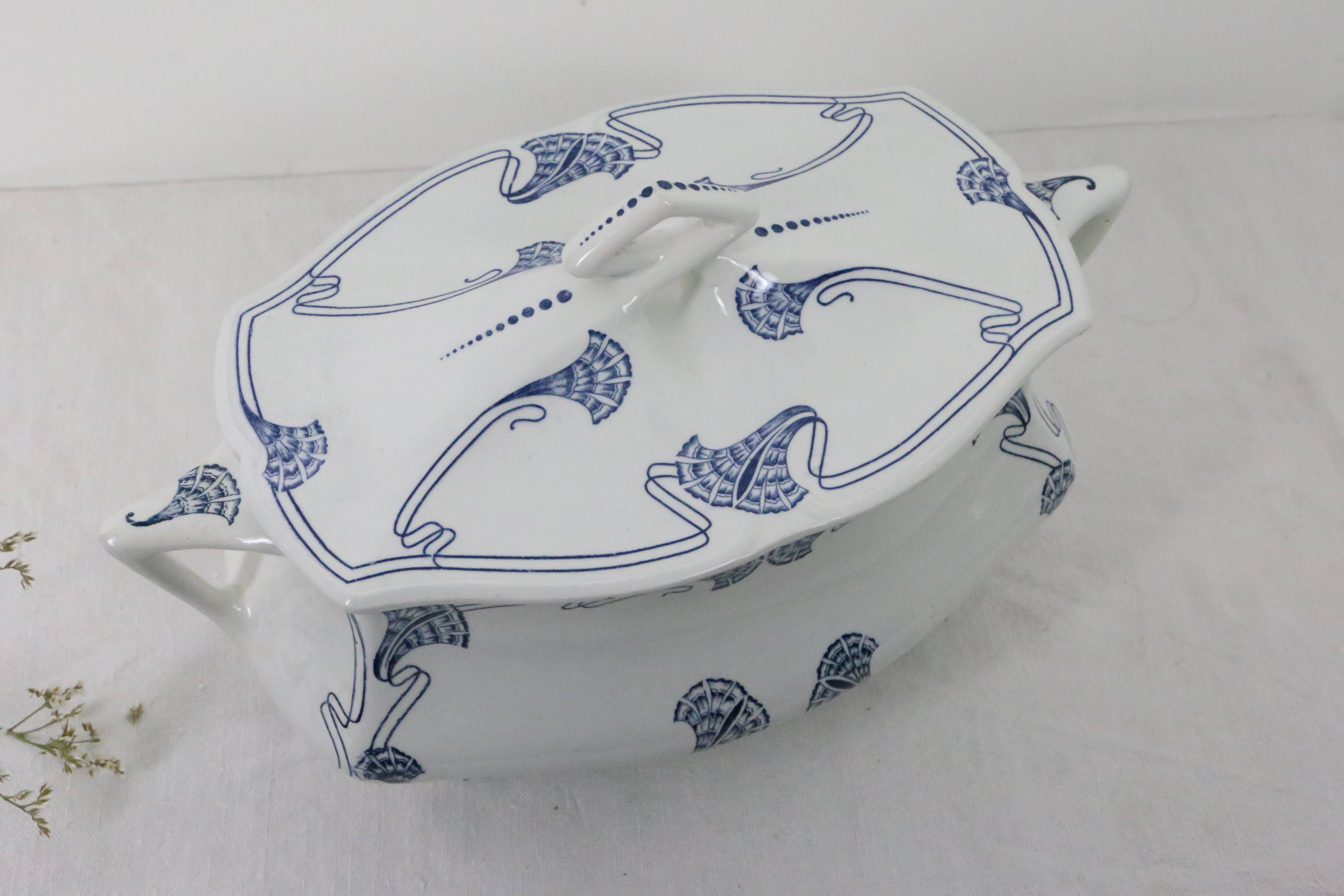 Art Nouveau soup tureen in Onnaing earthenware