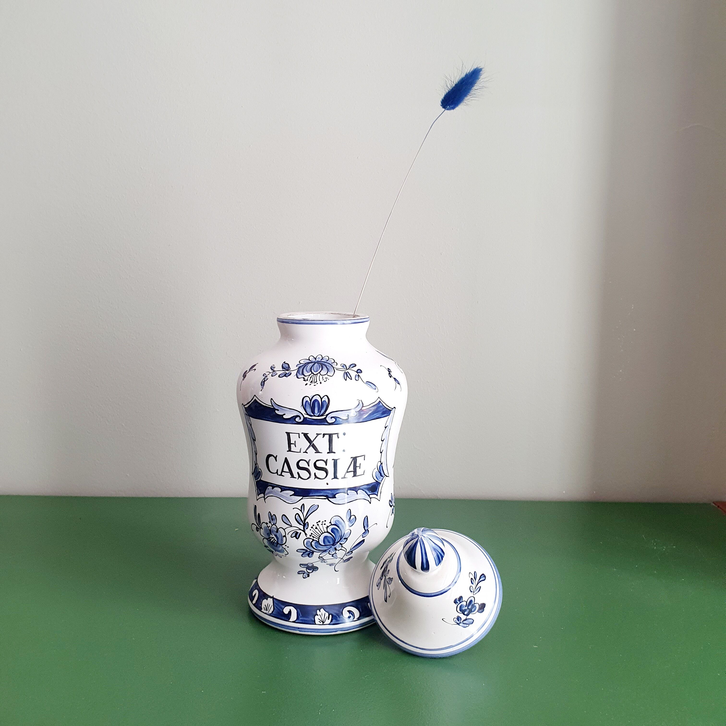 Ceramic apothecary pot