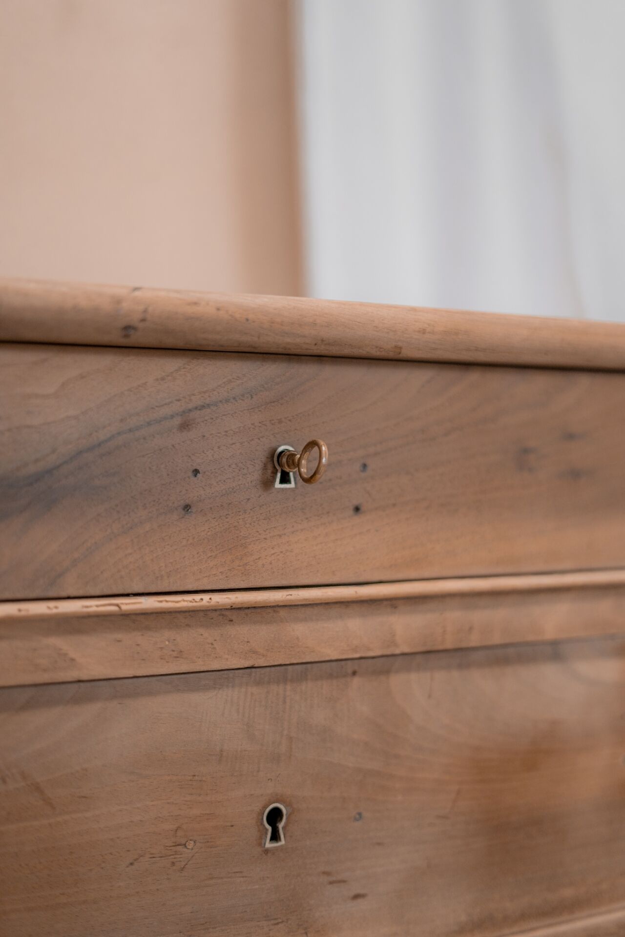 Commode en noyer massif