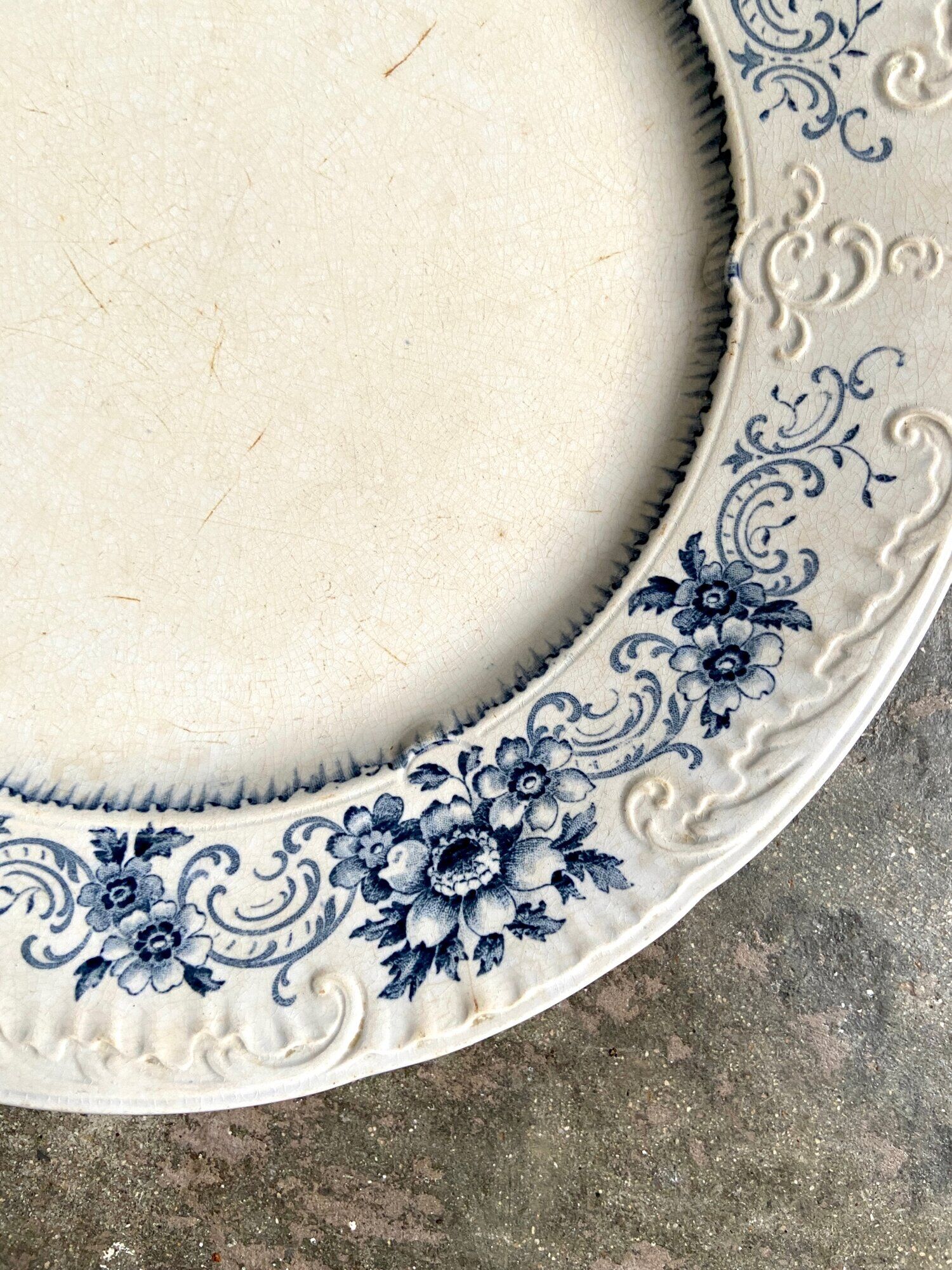 Sarreguemines round dish in white and blue iron earth, “Aïda” service