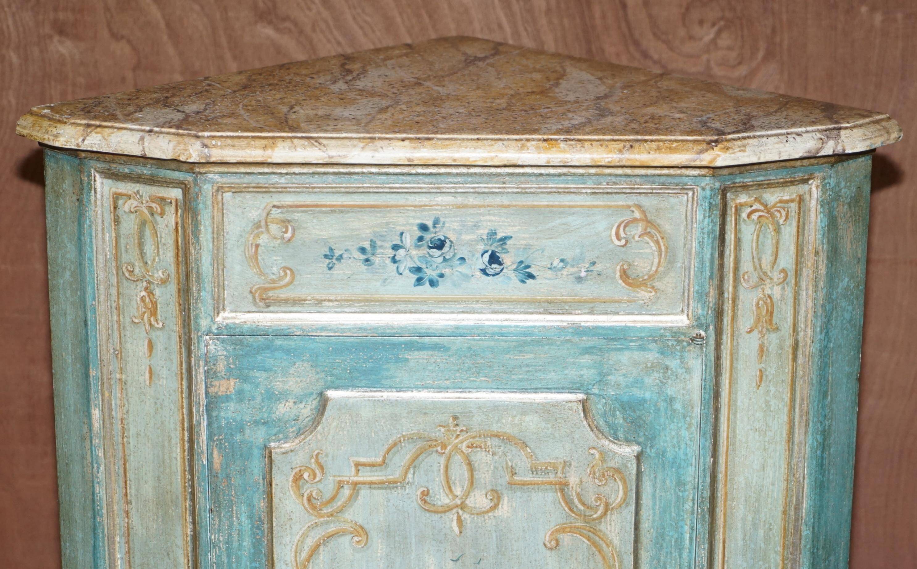 Buffet d'angle vintage peint main style français dessus marbré