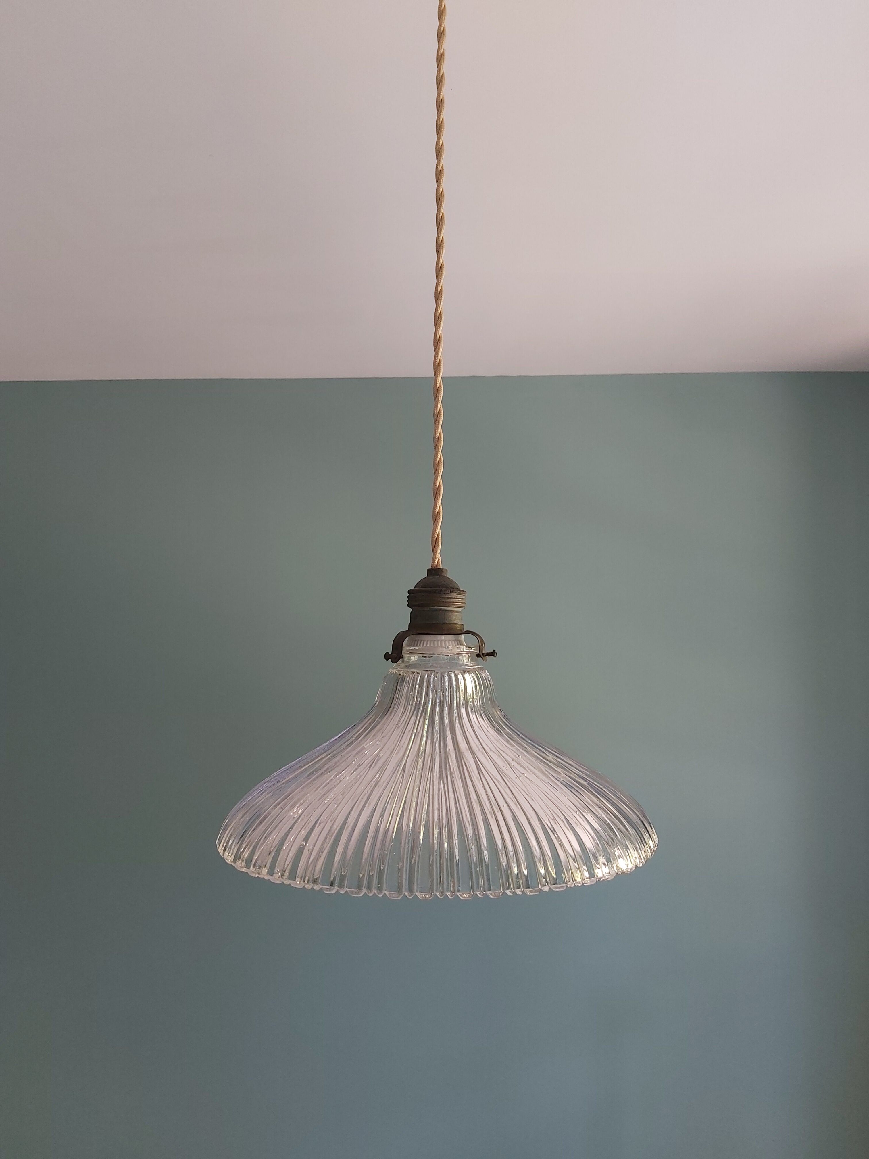 Rain-moulded transparent glass hanging lamp