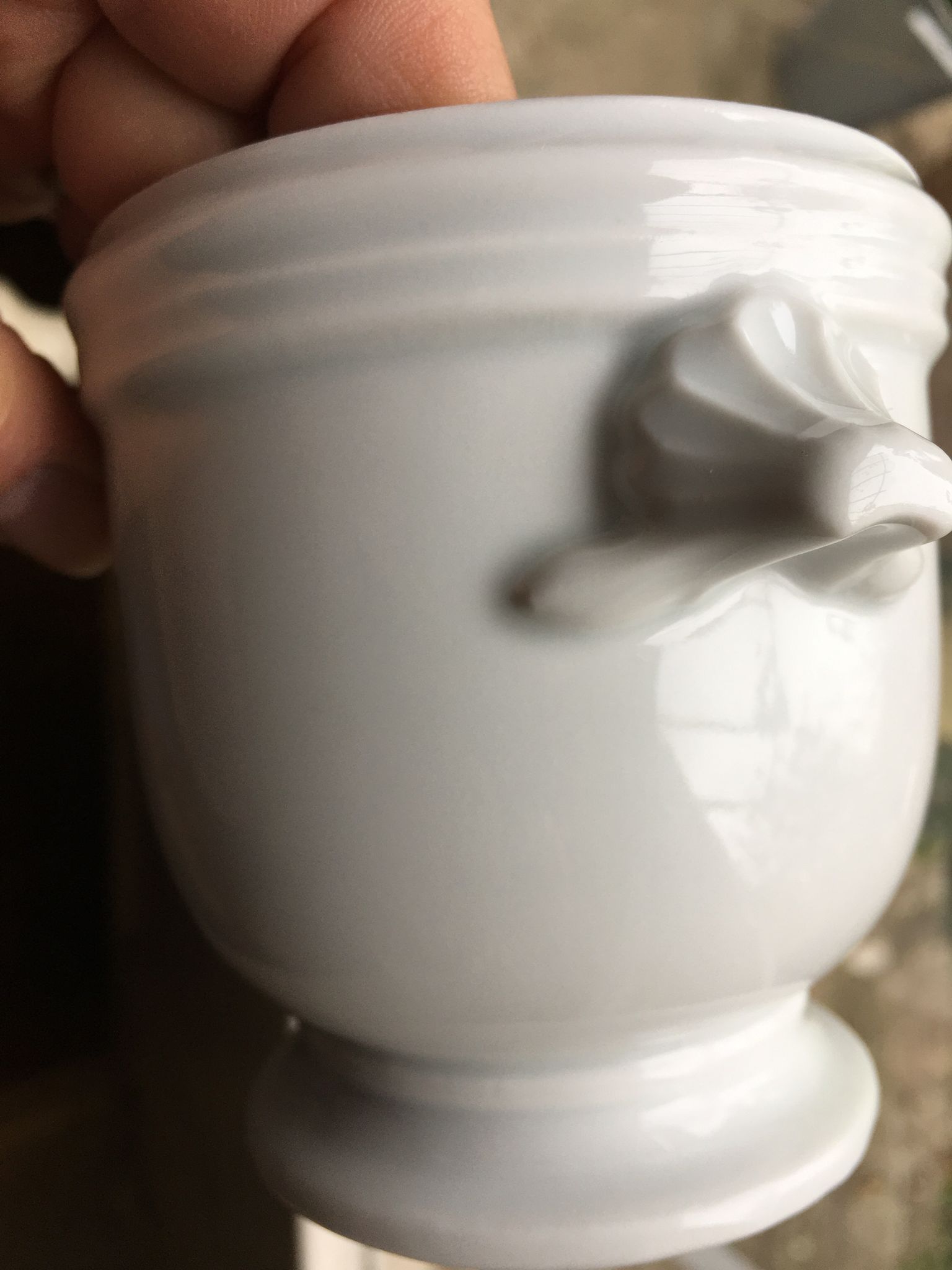 Cache pot moutardier ou saucière en porcelaine blanche