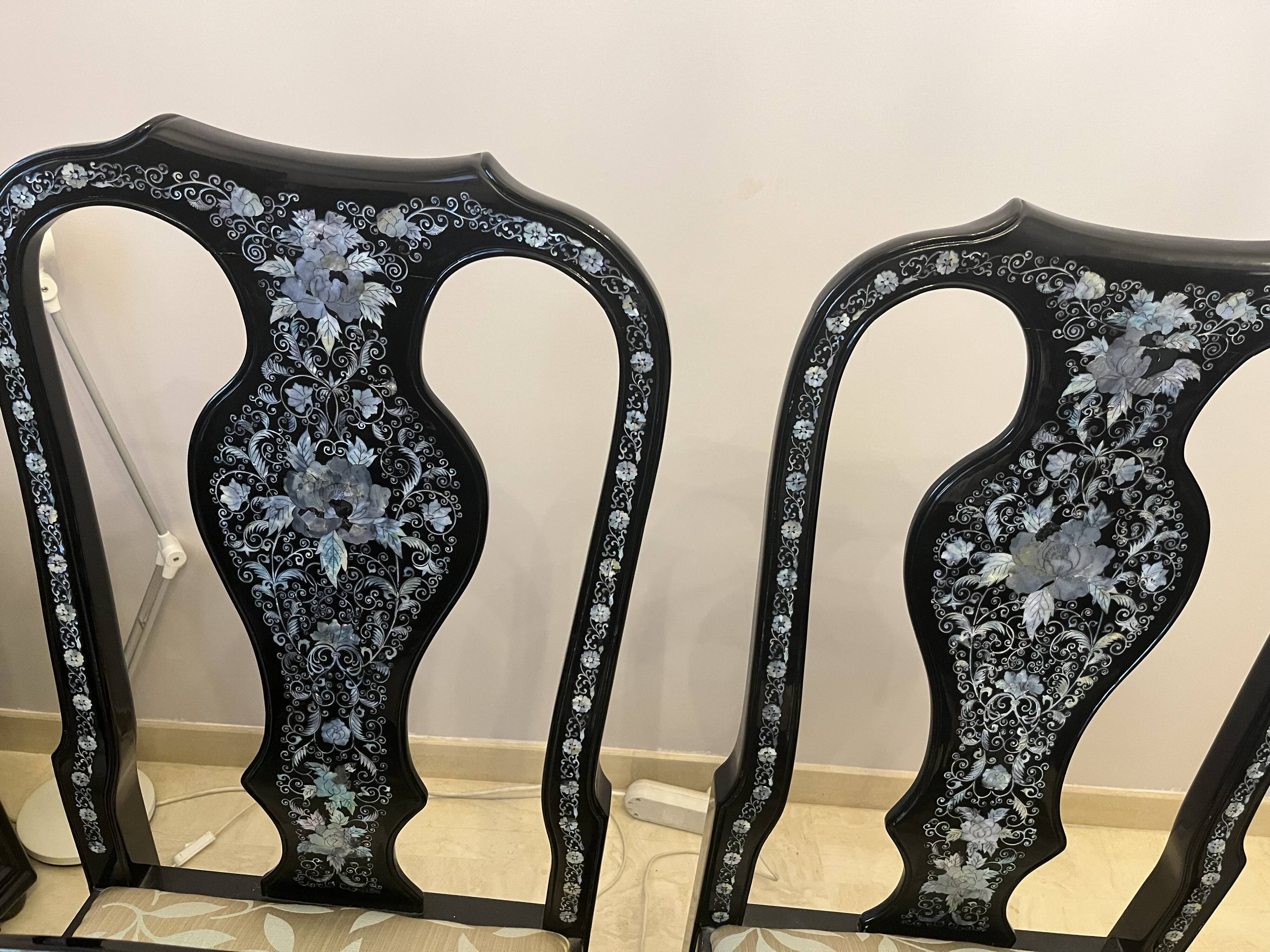 Tables coréenne laquée avec incrustations nacrées et 8 chaises