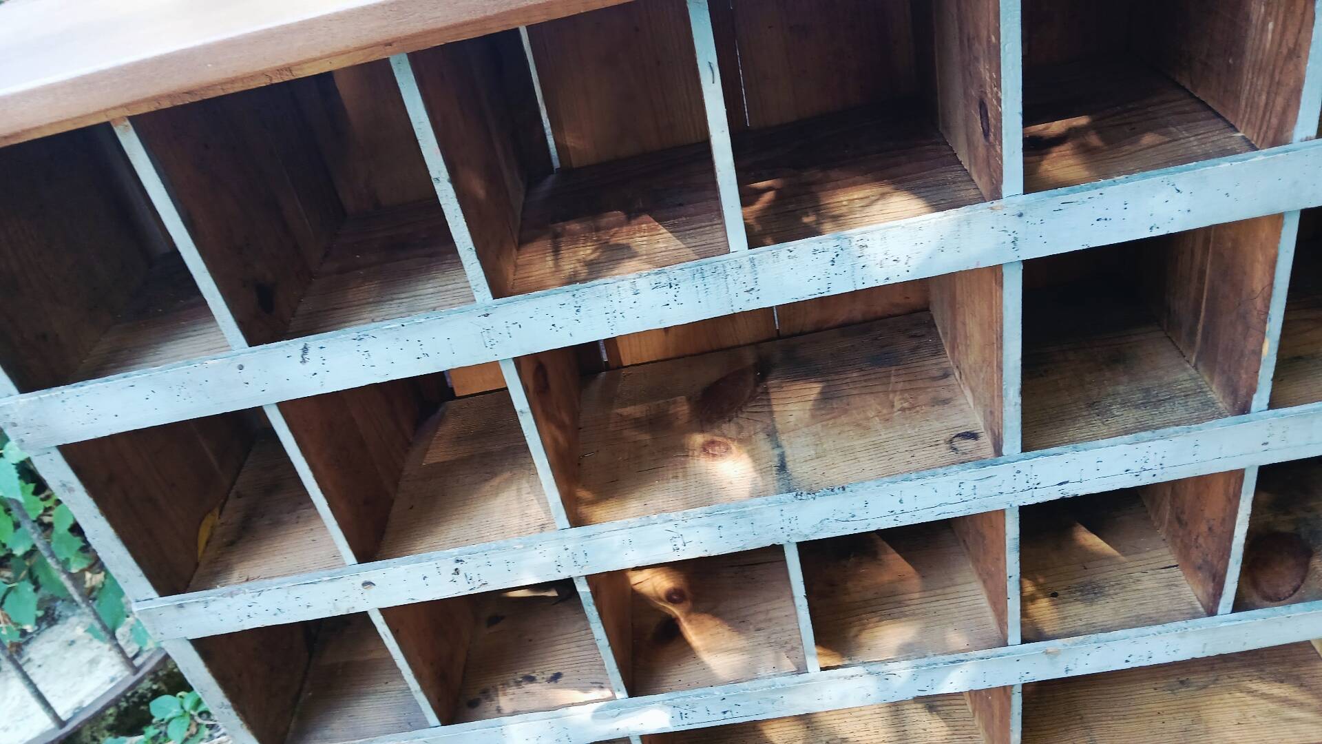 Workshop furniture with double-sided lockers