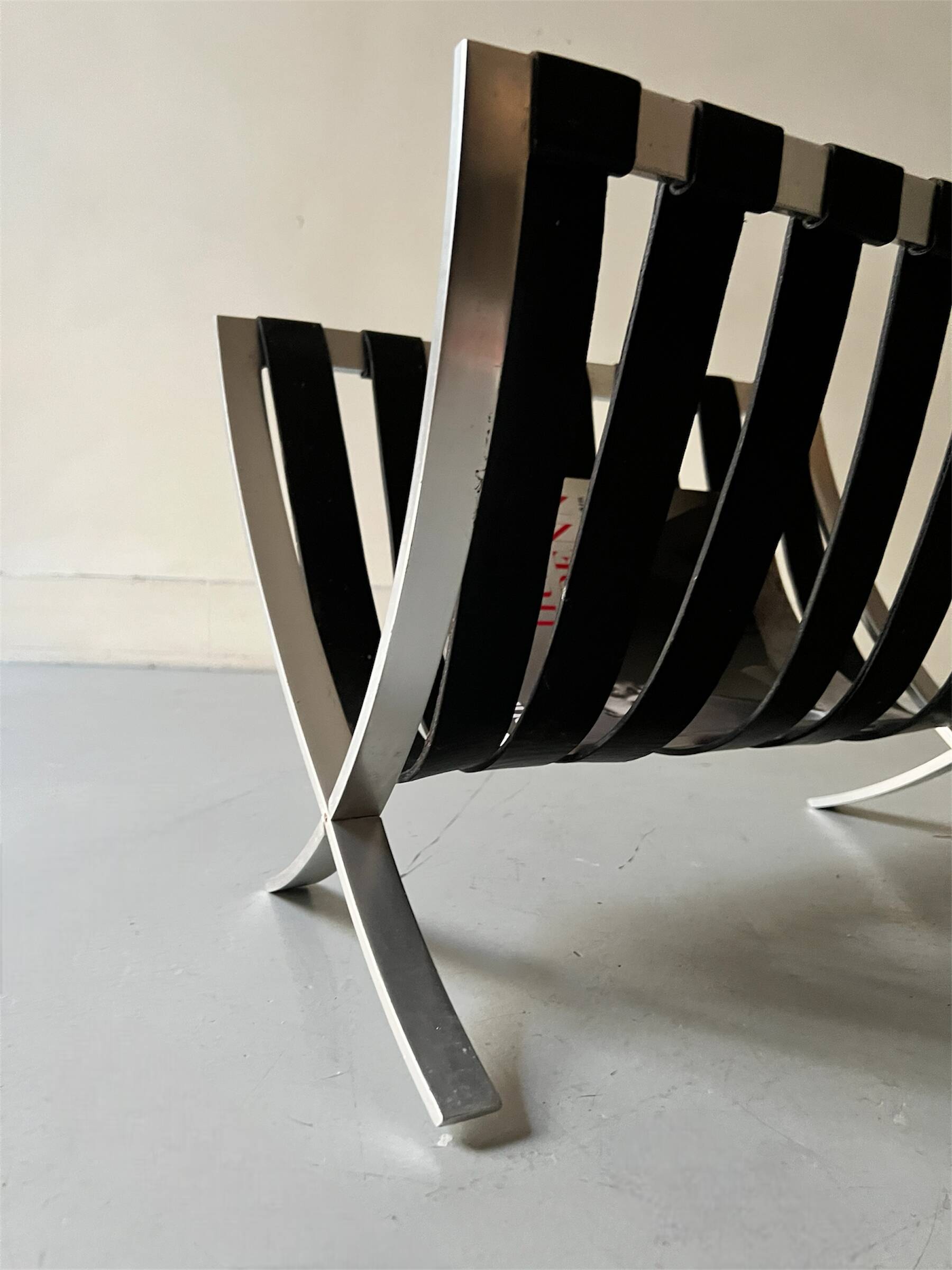 Large Barcelona magazine rack in chrome and leather straps, design circa 1970