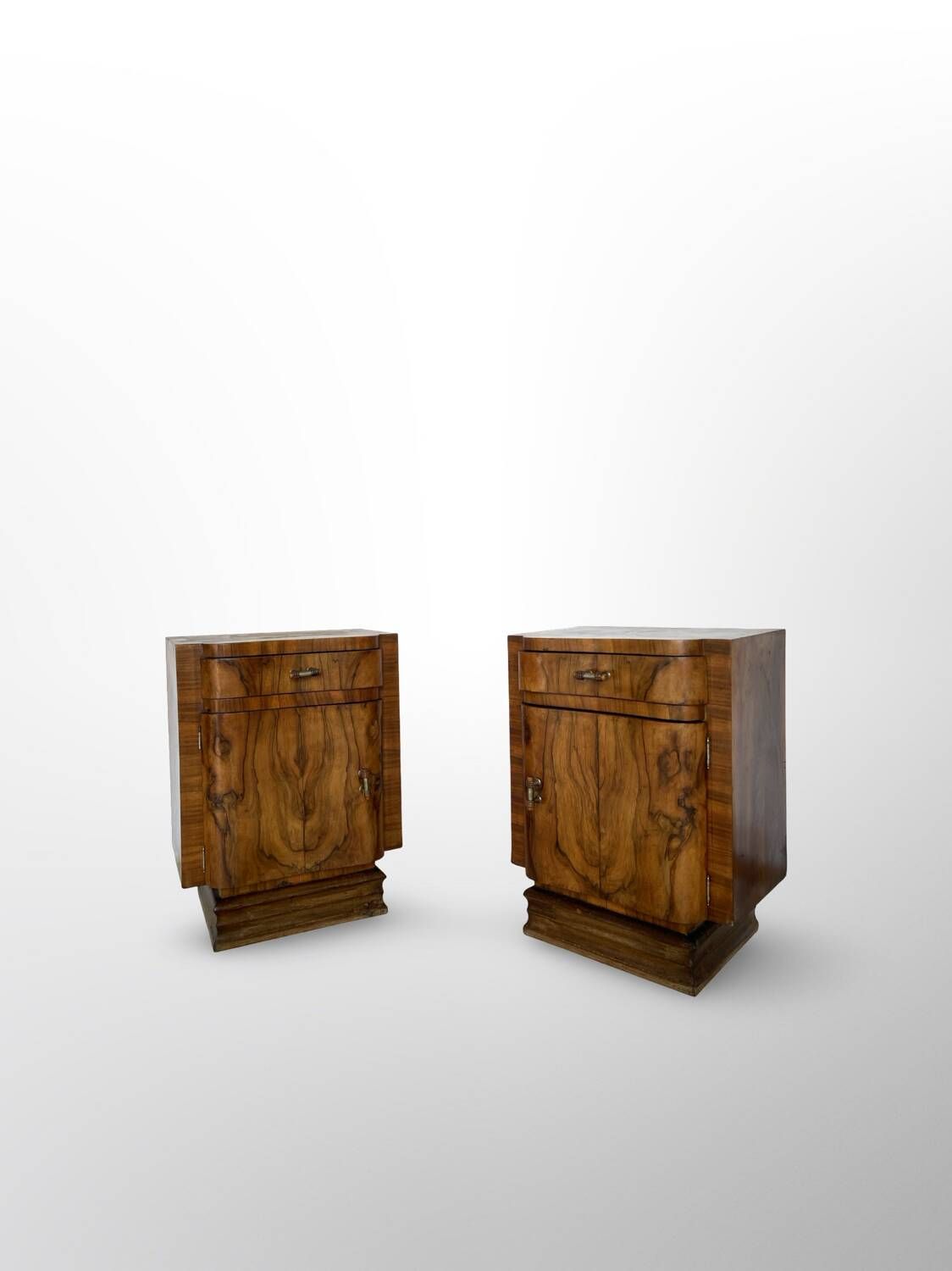 Tables de chevet Art déco italiennes en ronce de noyer, années 1930.