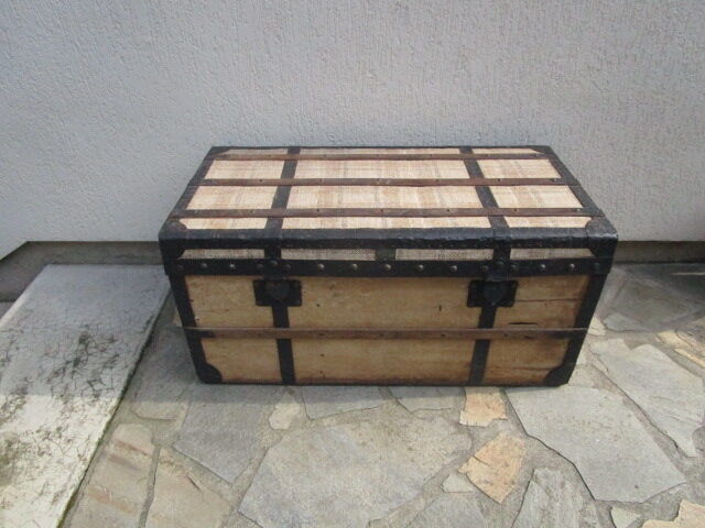 Trunk/old wooden chest