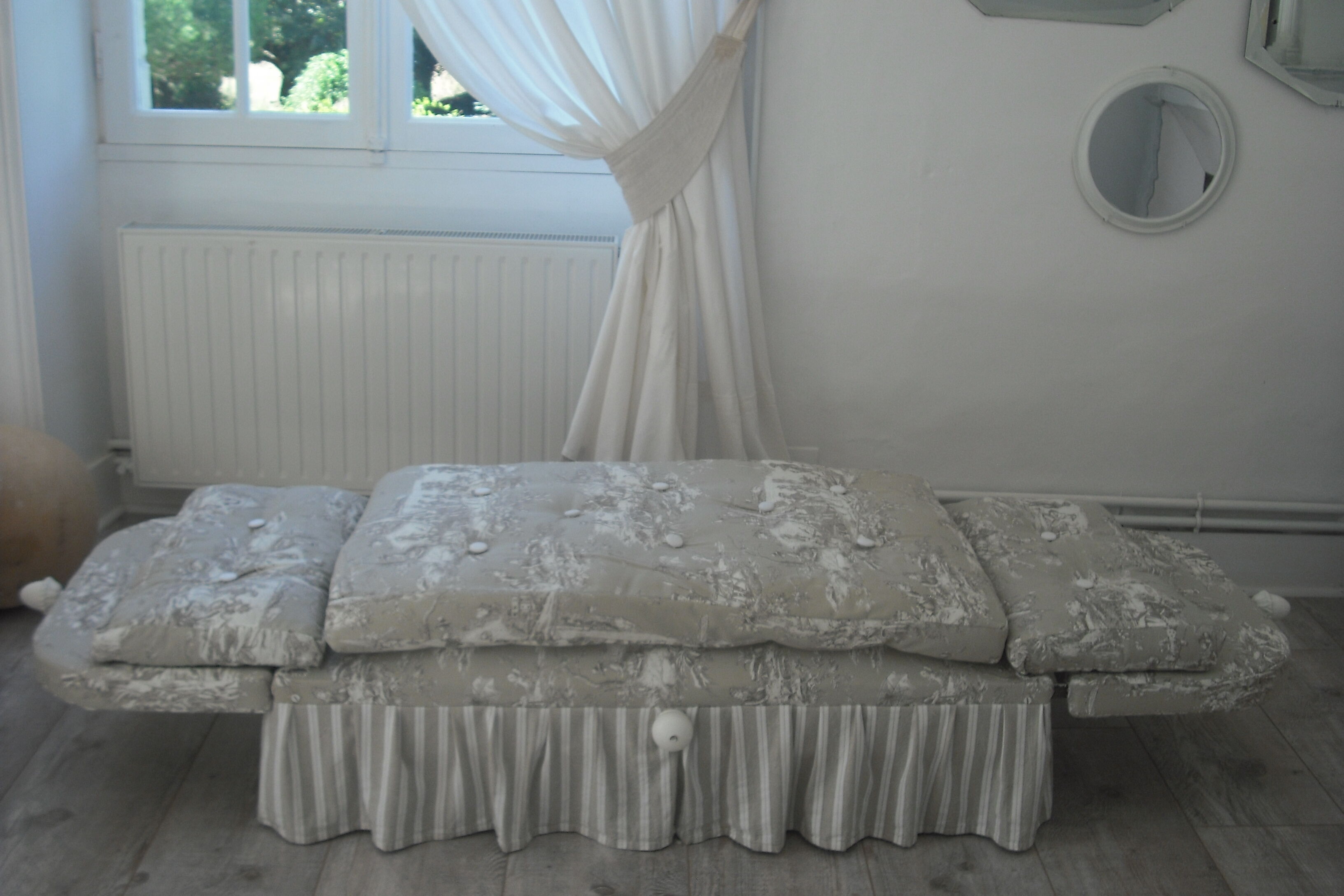 Bench bed on wheels 1 place