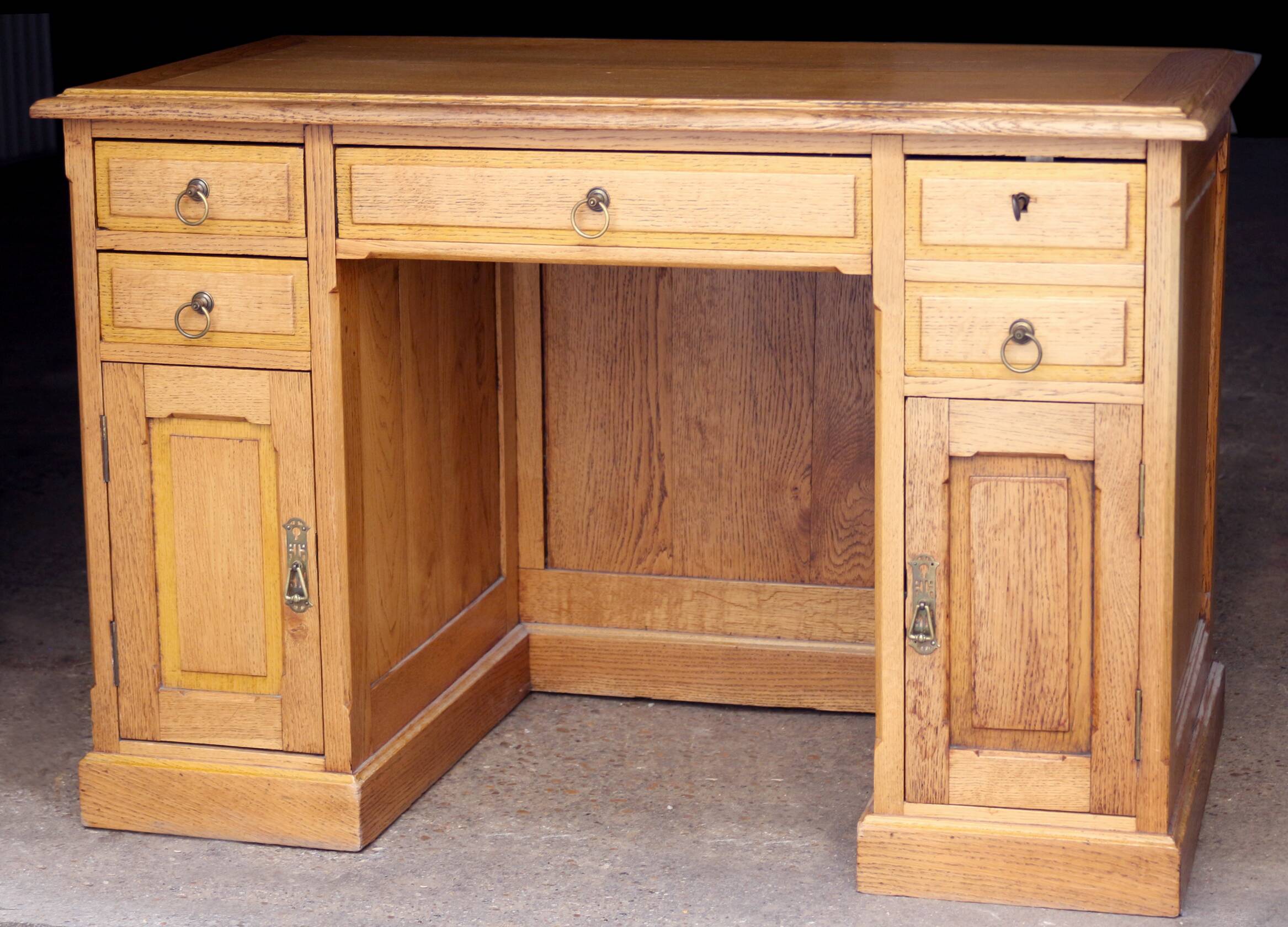Bureau d'appoint en chêne blond de très belle facture. Début XXeme