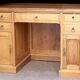 Bureau d'appoint en chêne blond de très belle facture. Début XXeme