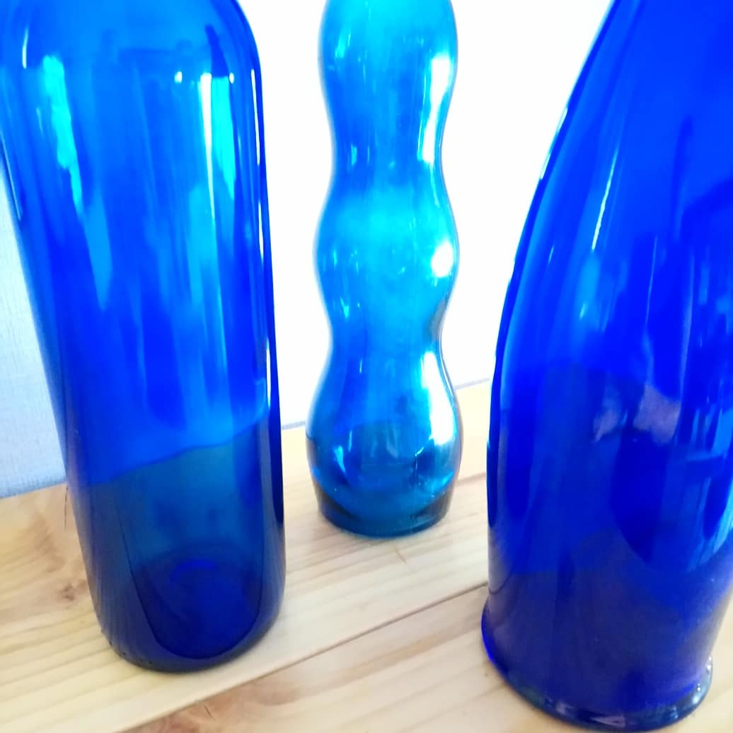 Trio de bouteilles bleues
