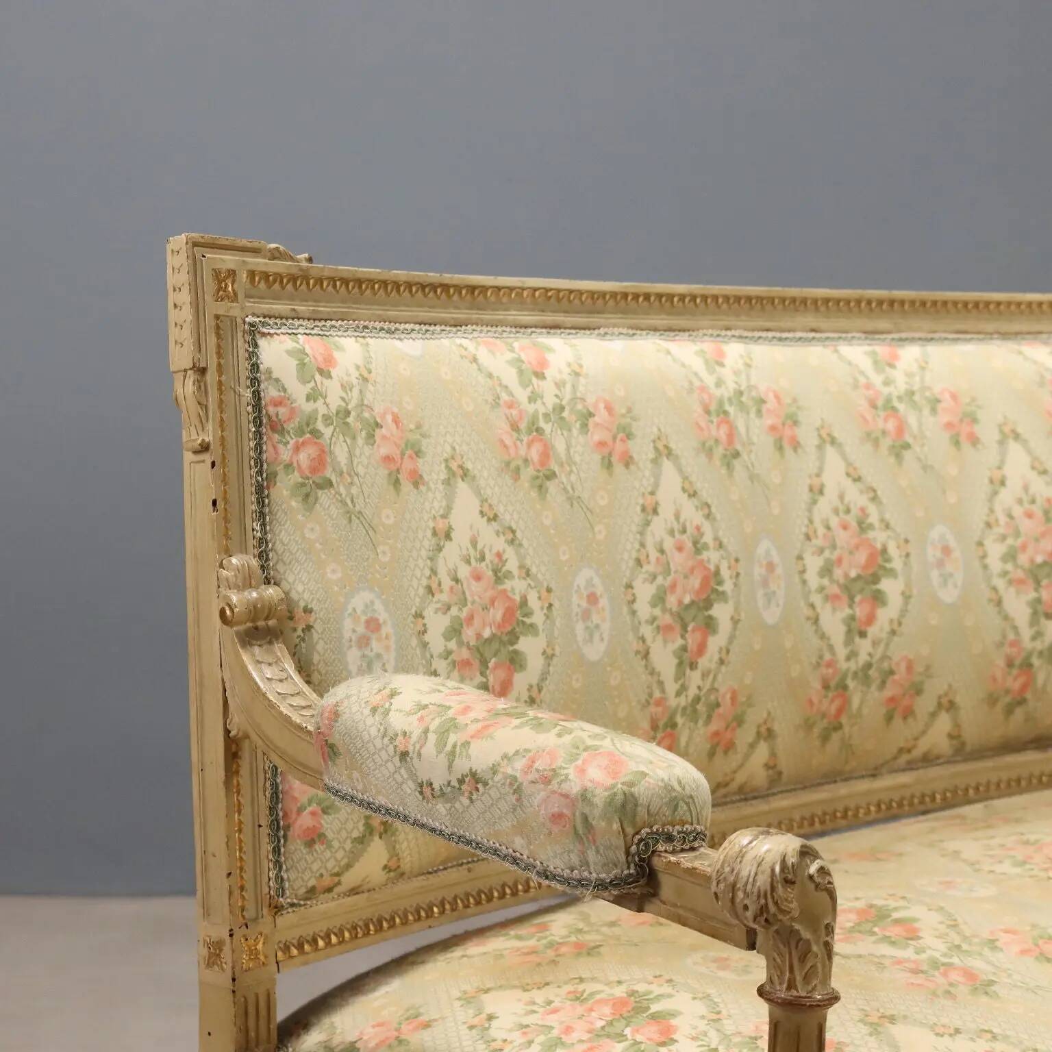 Antique neoclassical canapé in carved wood from the 19th century.