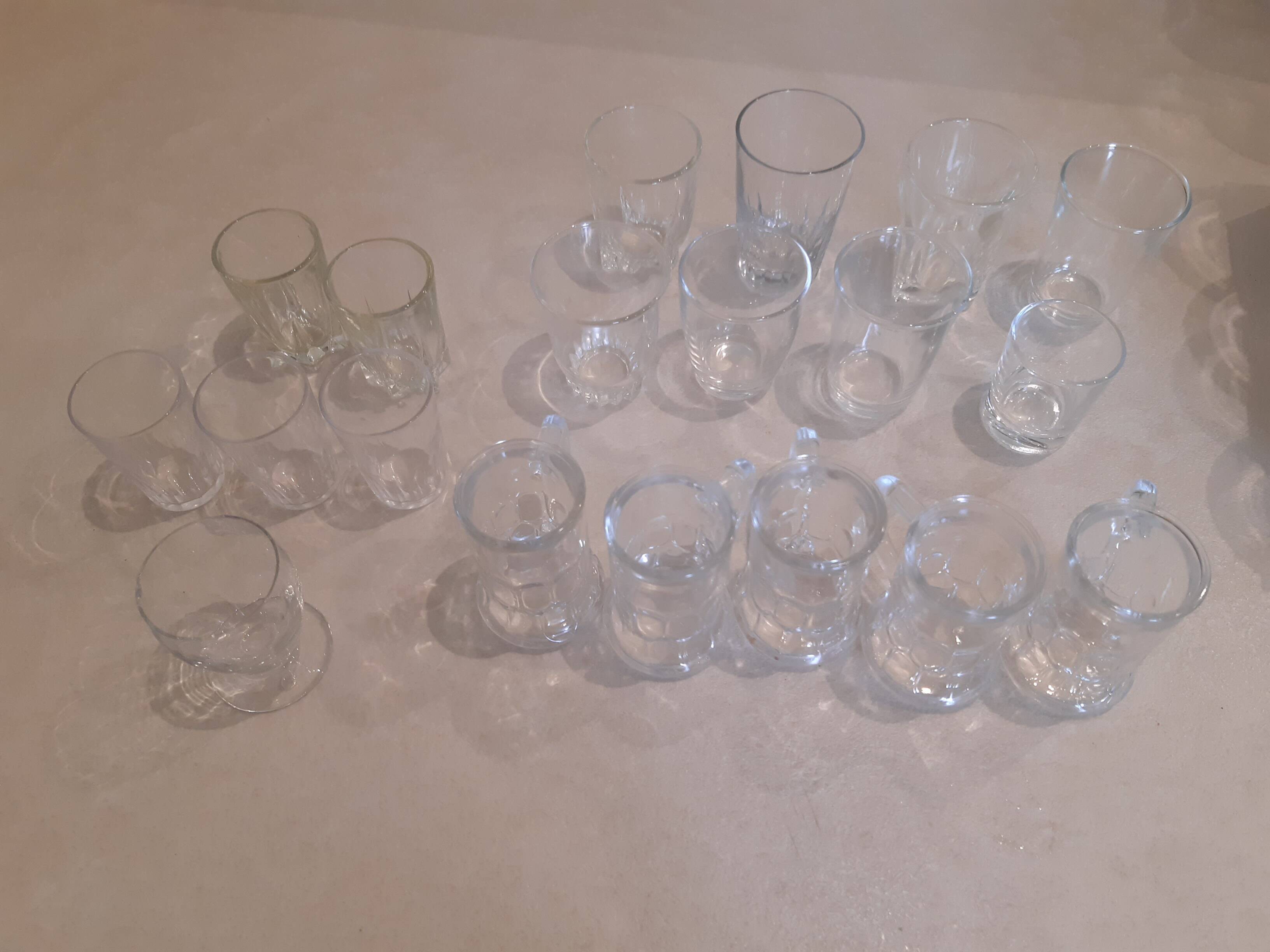 Lot de 21 petits verres dépareillés.