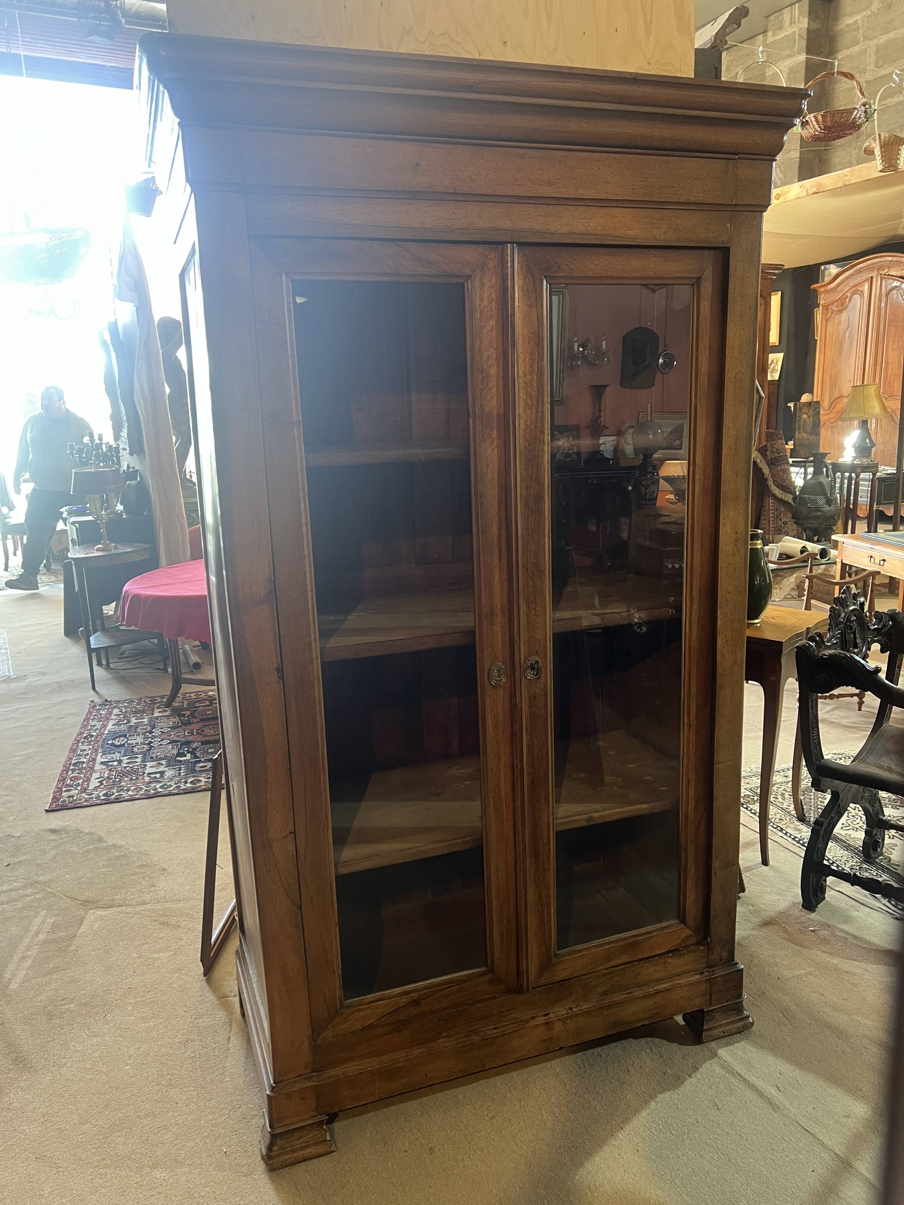 Two-door display cabinet in Louis Philippe style.