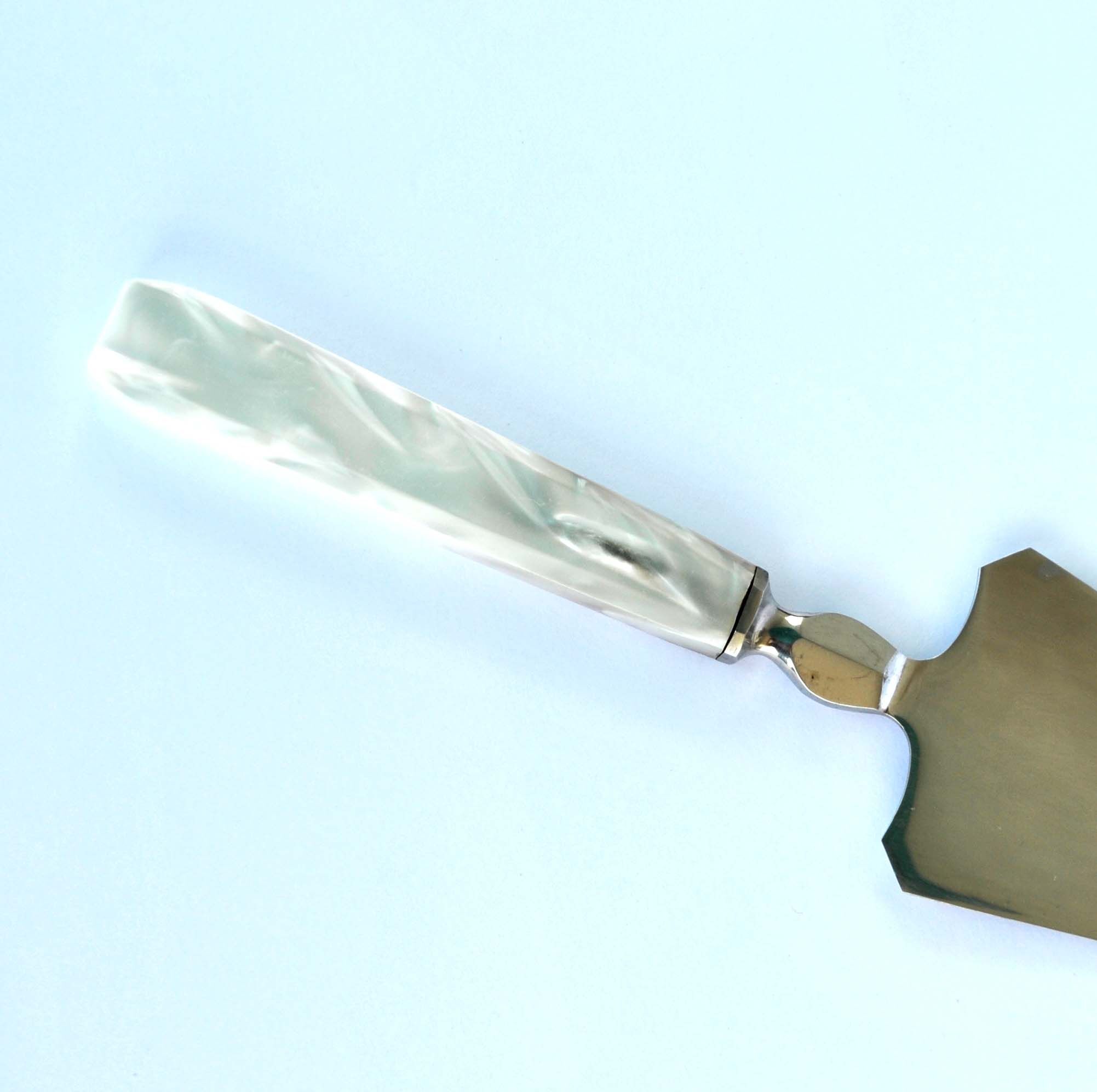 Vintage pie shovel by Streisguth in stainless steel and pearly resin handle