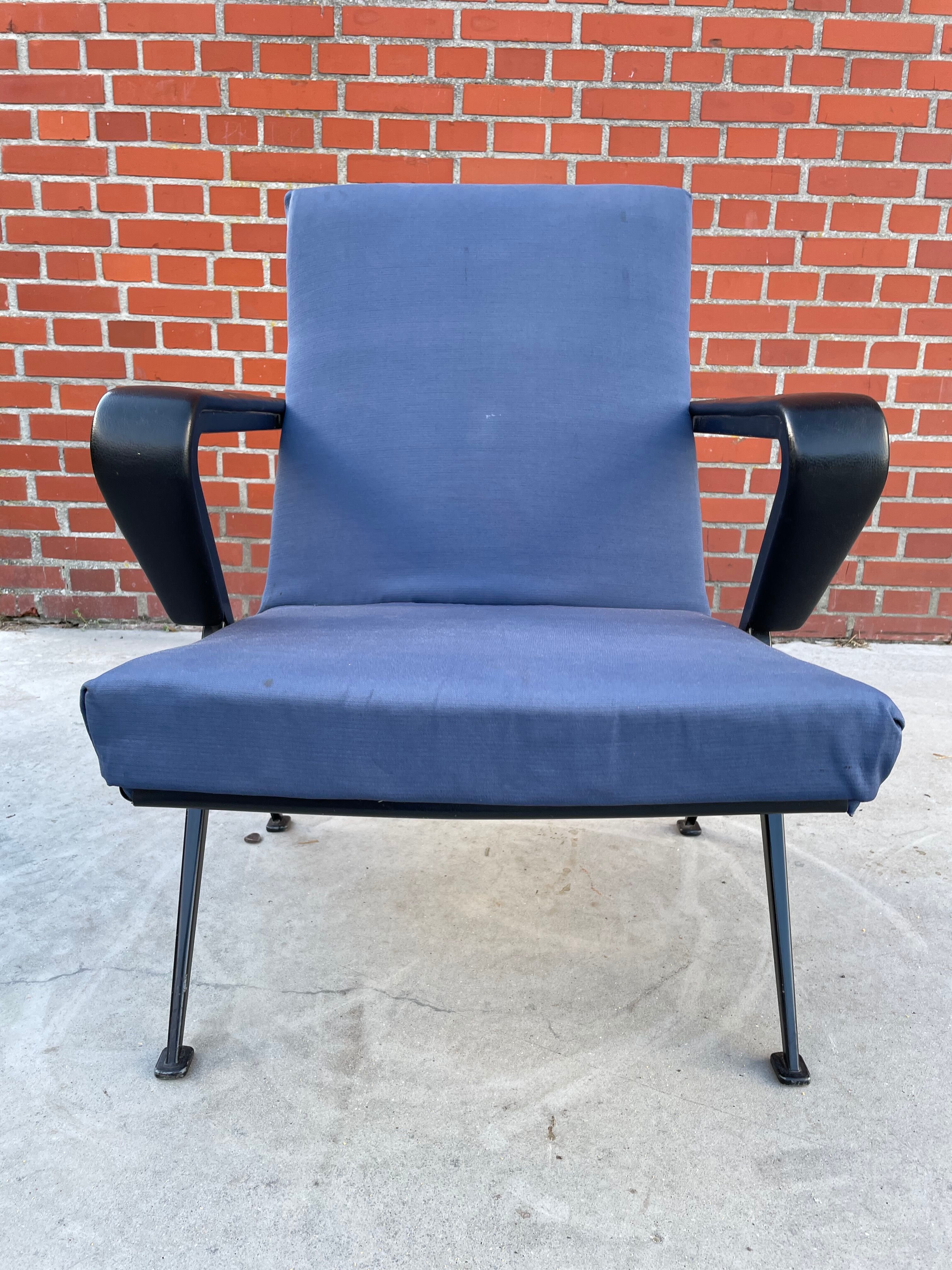 set of 2 Repose armchairs by Friso Kramer for Ahrend de Cirkel