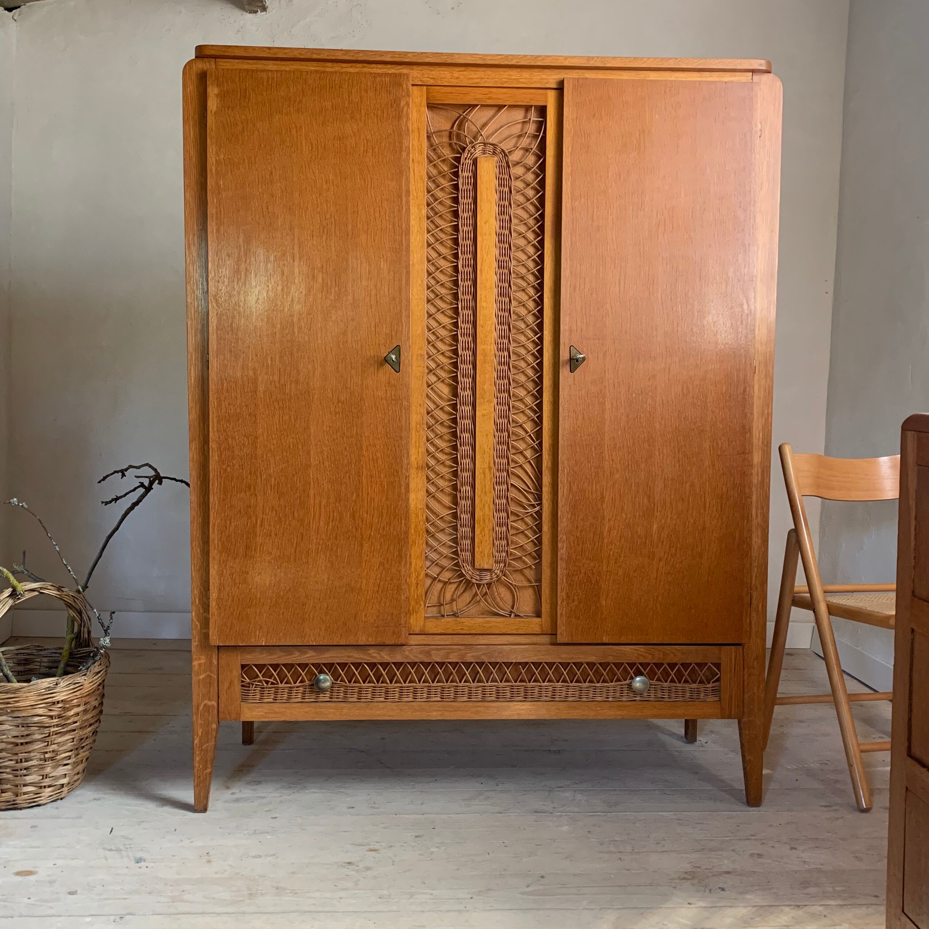 Armoire chêne et rotin vintage