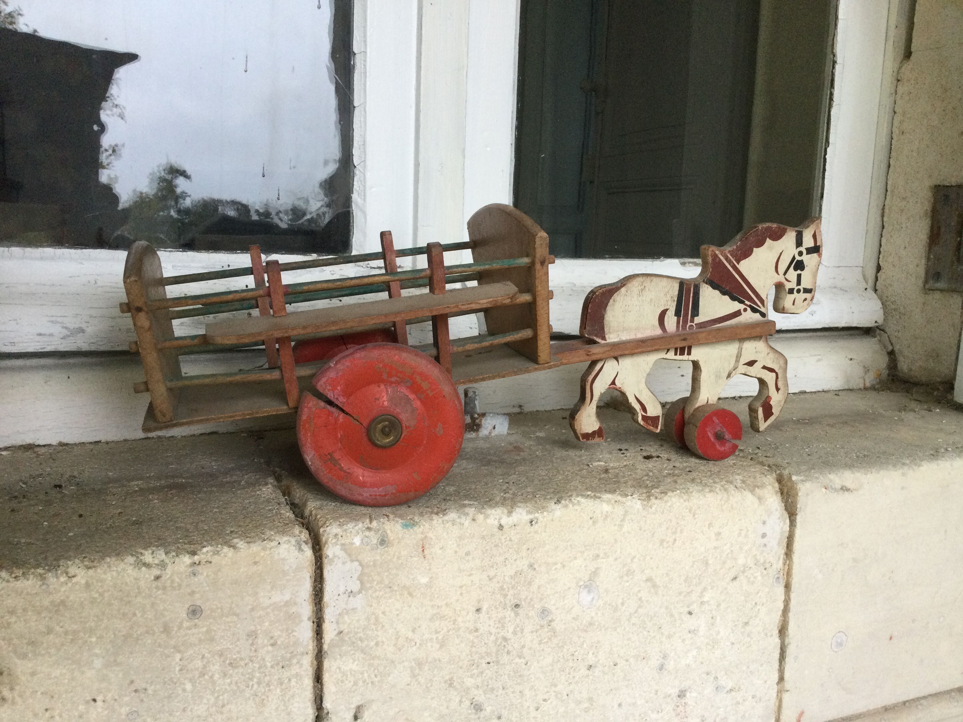 Cheval avec chariot ancien en bois