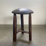Tabouret tripode ancien en bois, brutaliste, style wabi sabi