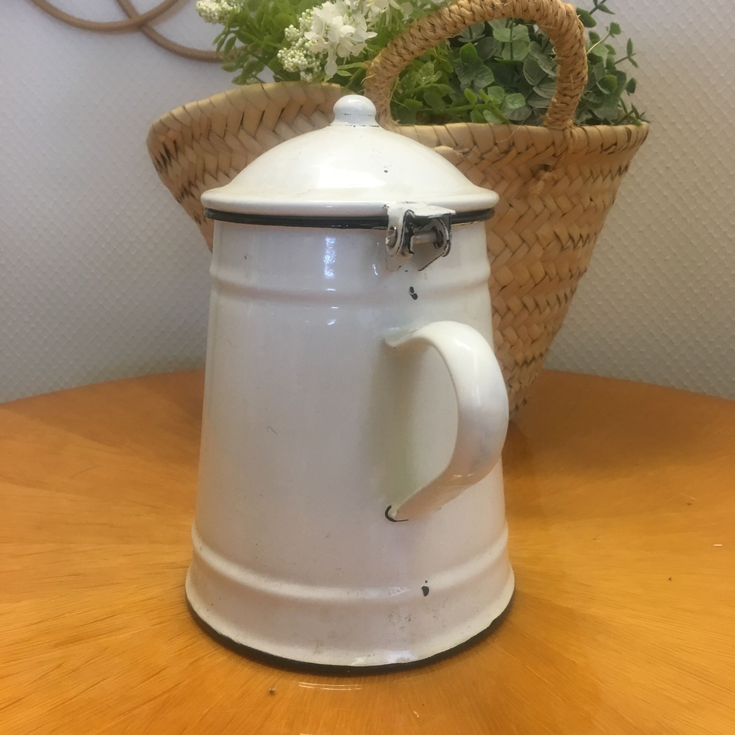 Cafetière en tôle émaillée blanc et marine
