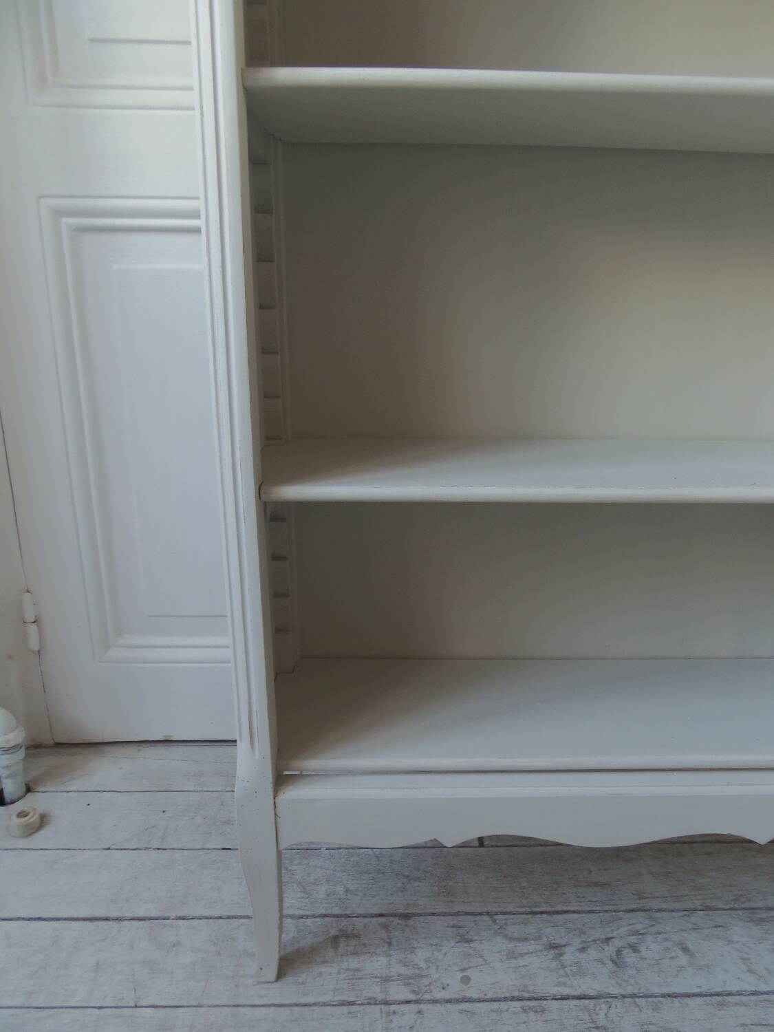 Small bookcase, 2 adjustable pearl gray patinated shelves, wooden top