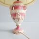 Lampe de table en céramique italienne rose blanc avec des détails d’or