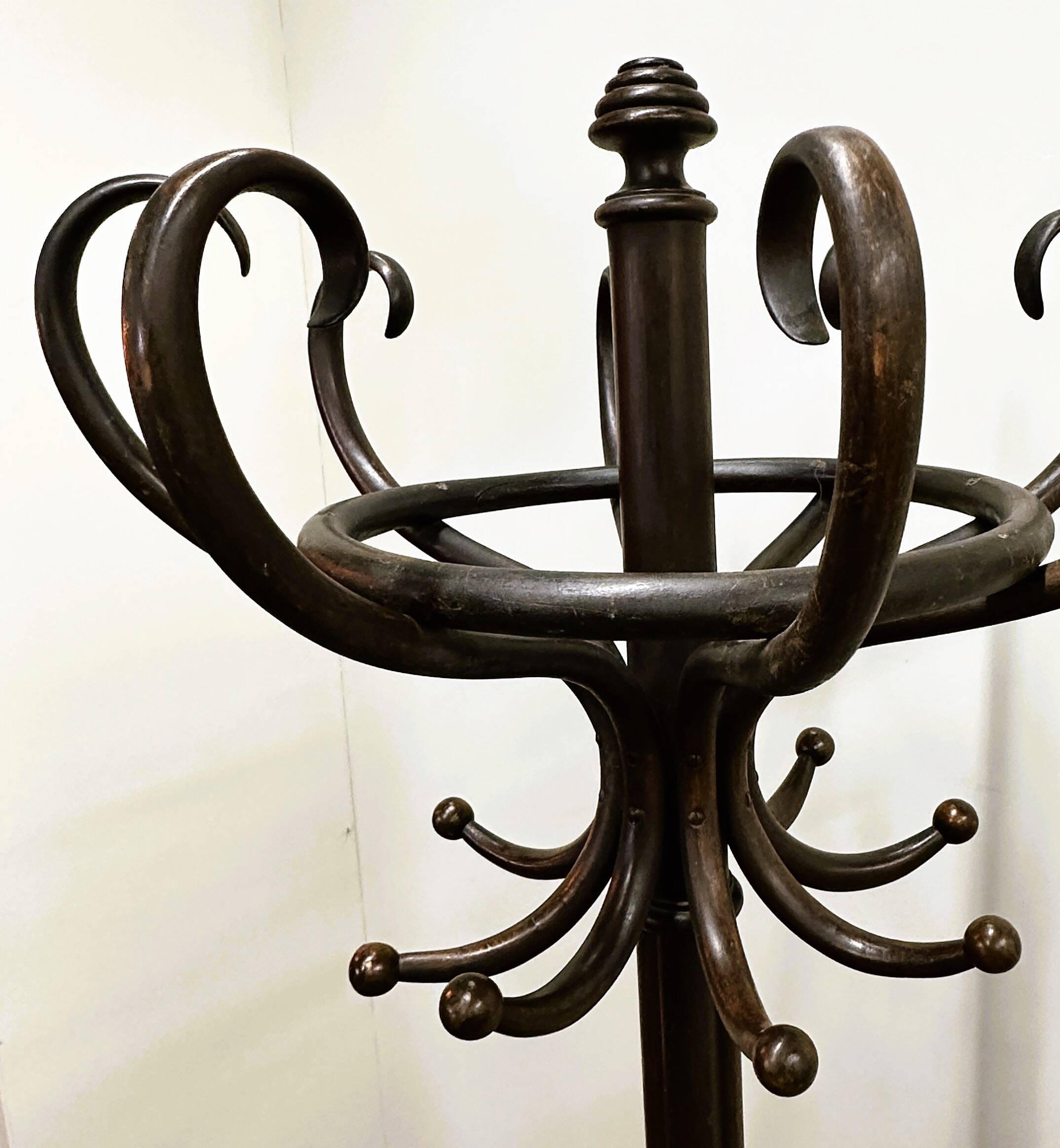 Grand porte-manteau Art Nouveau en bois courbé par Thonet. Vienne, 1879-1887