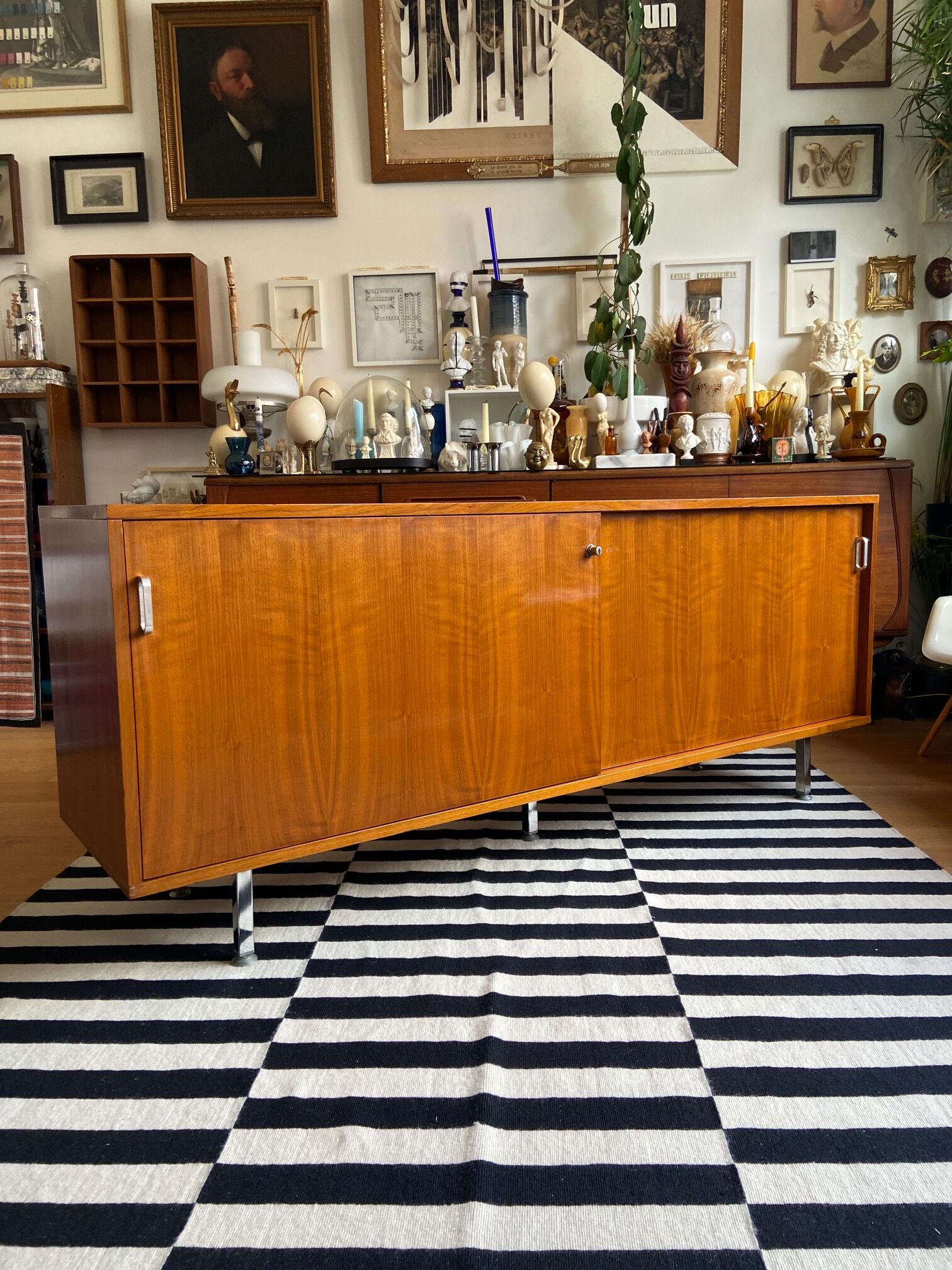 Teak veneer sideboard 80's