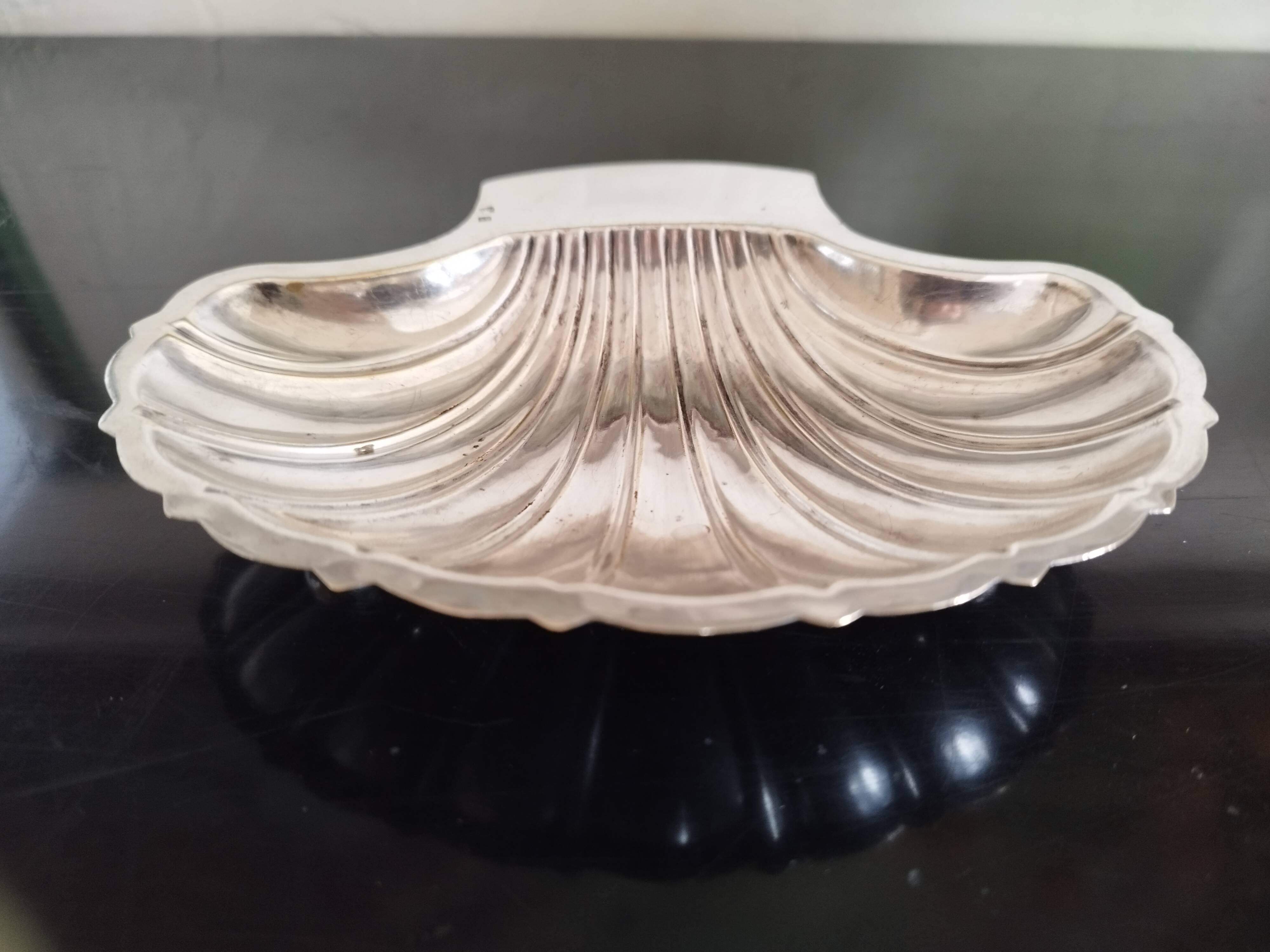 Butter dish, small bowl or shell-shaped trinket dish in silver-plated metal.