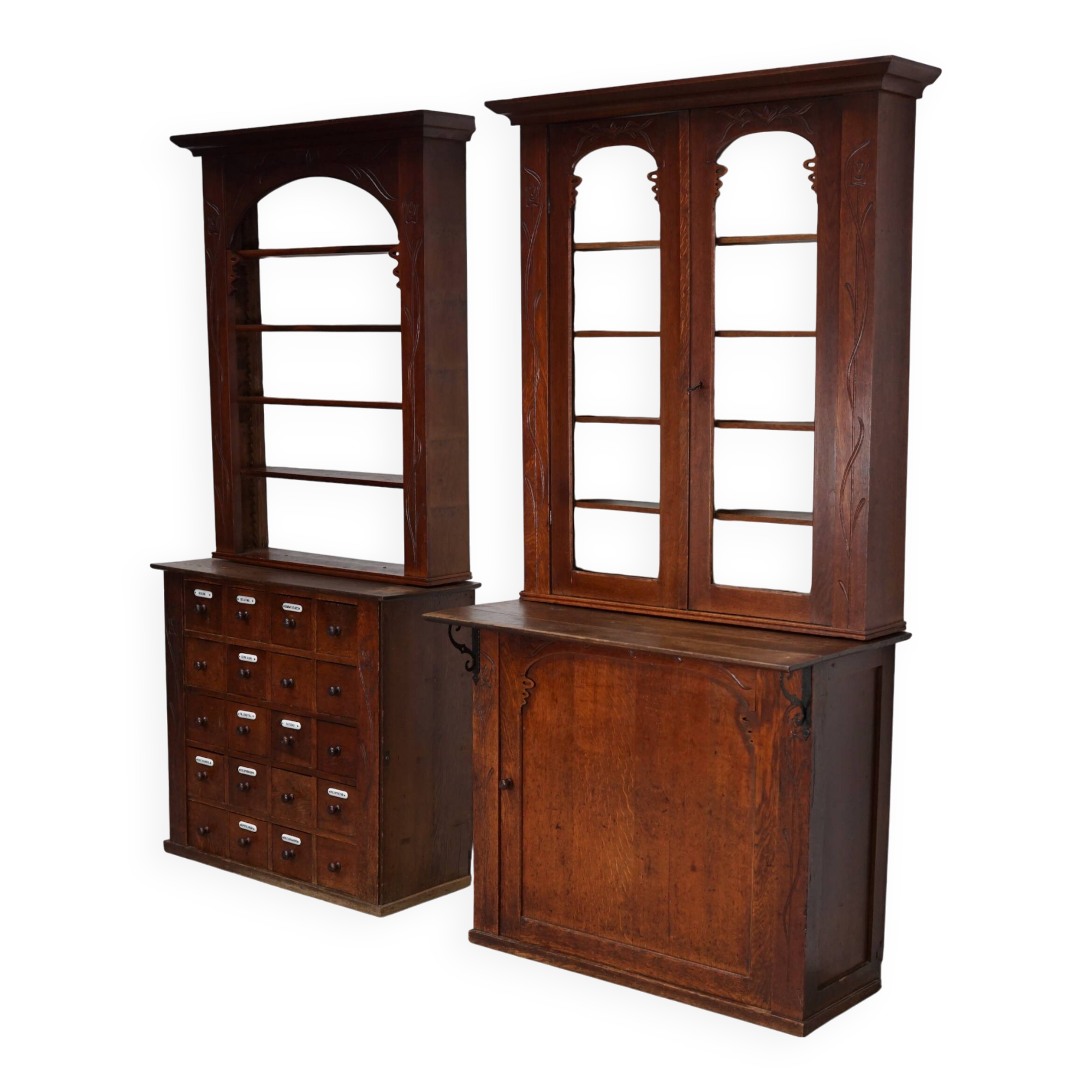 Paire d'armoires / vitrines d'apothicaire en chêne hollandais antiques Art Nouveau vers 1904