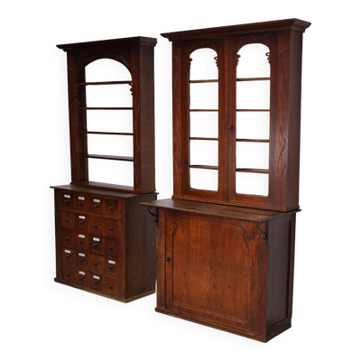 Paire d'armoires / vitrines d'apothicaire en chêne hollandais antiques Art Nouveau vers 1904