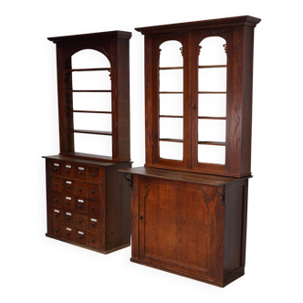 Paire d'armoires / vitrines d'apothicaire en chêne hollandais antiques Art Nouveau vers 1904