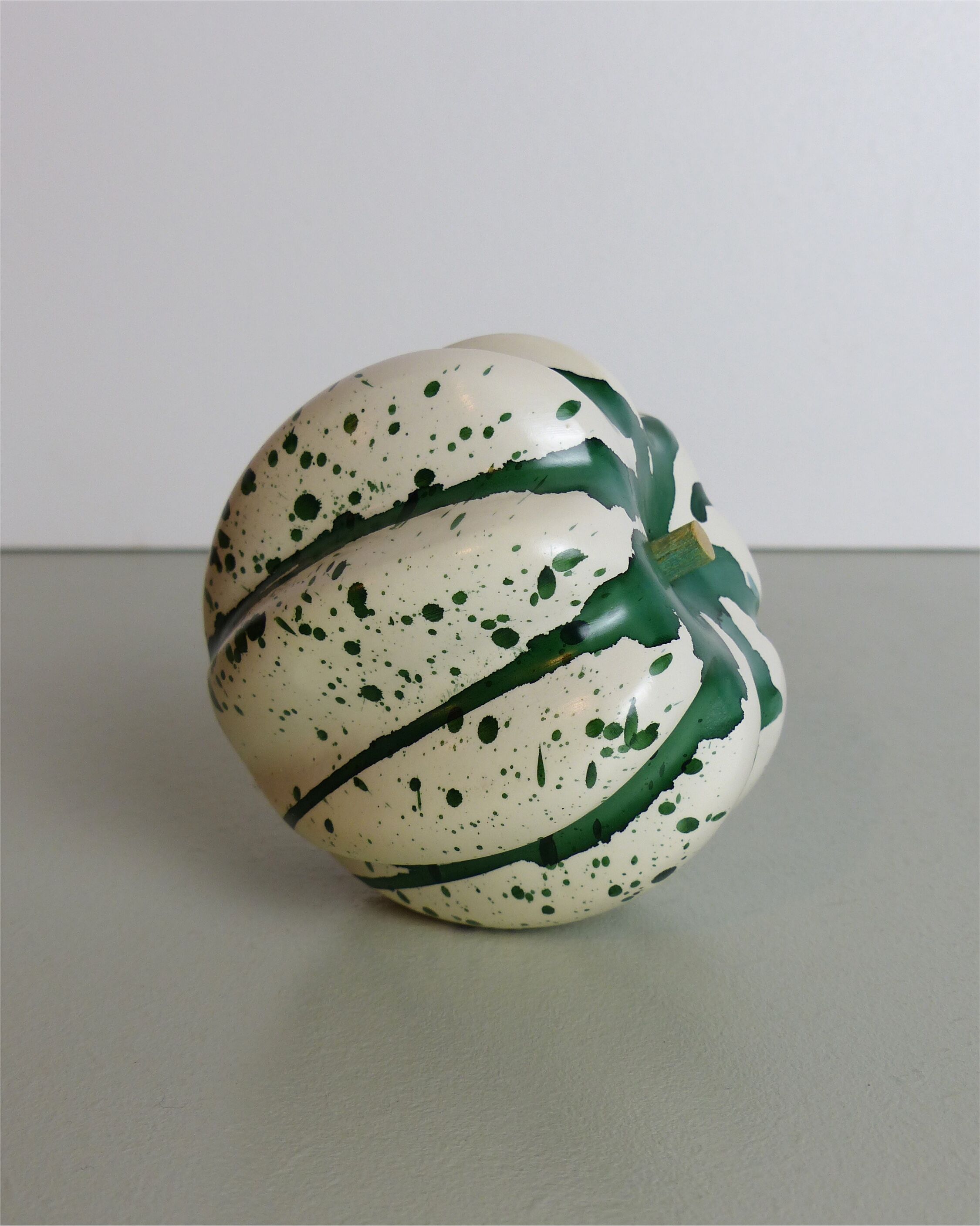 Decoration in green speckled wood in the shape of a coloquinte