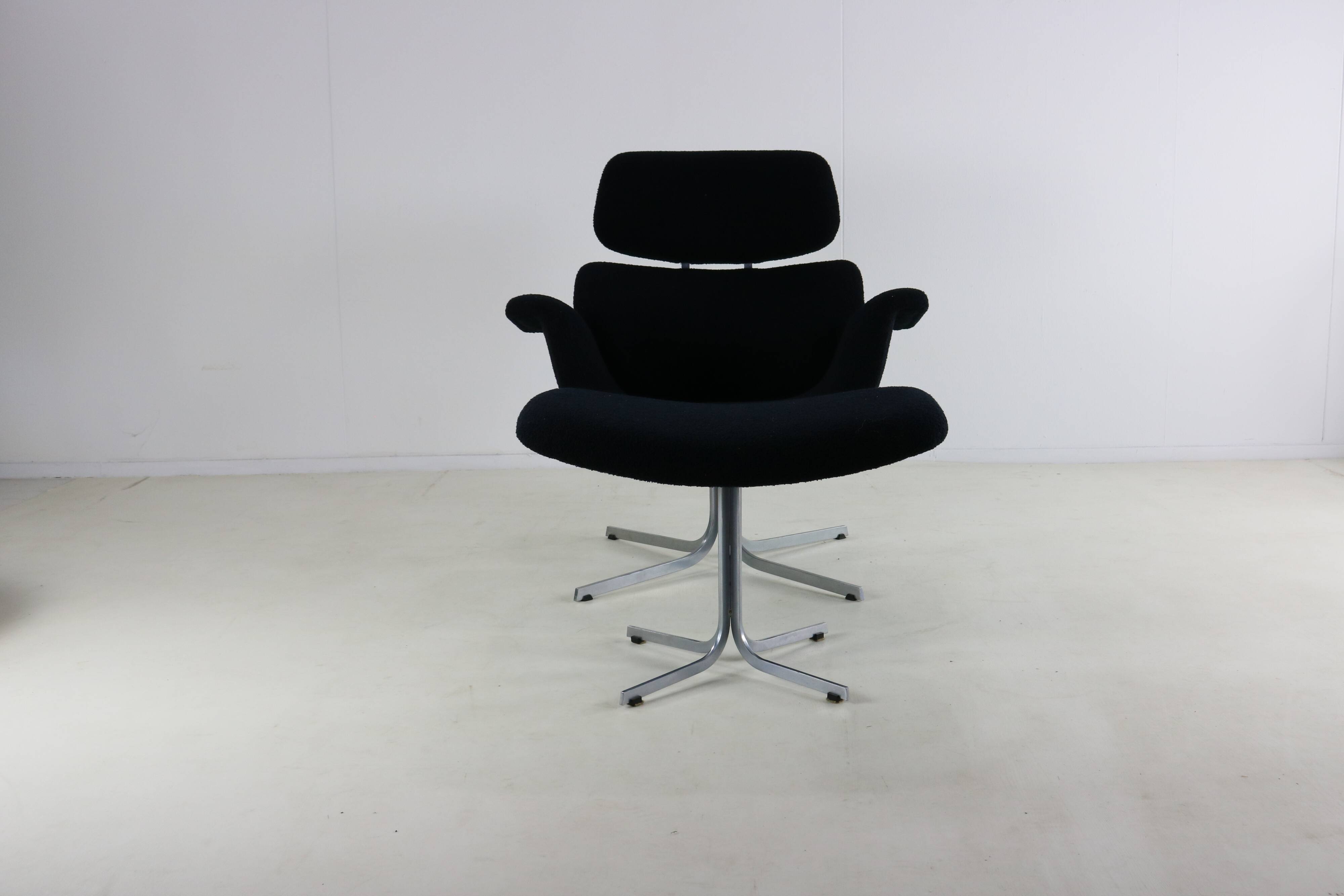 Artifort big tulip lounge chair with original ottoman