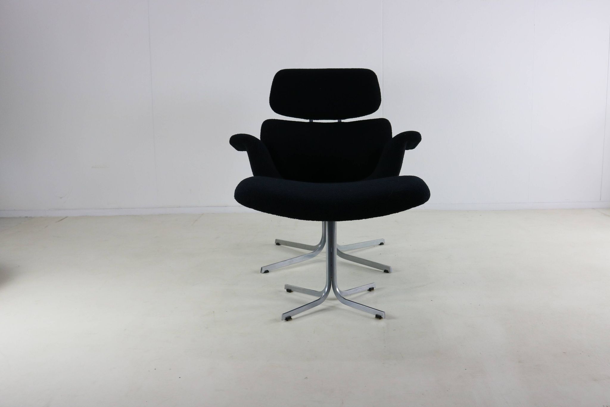 Artifort big tulip lounge chair with original ottoman